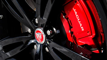 Jaguar XJR 575 - wheel