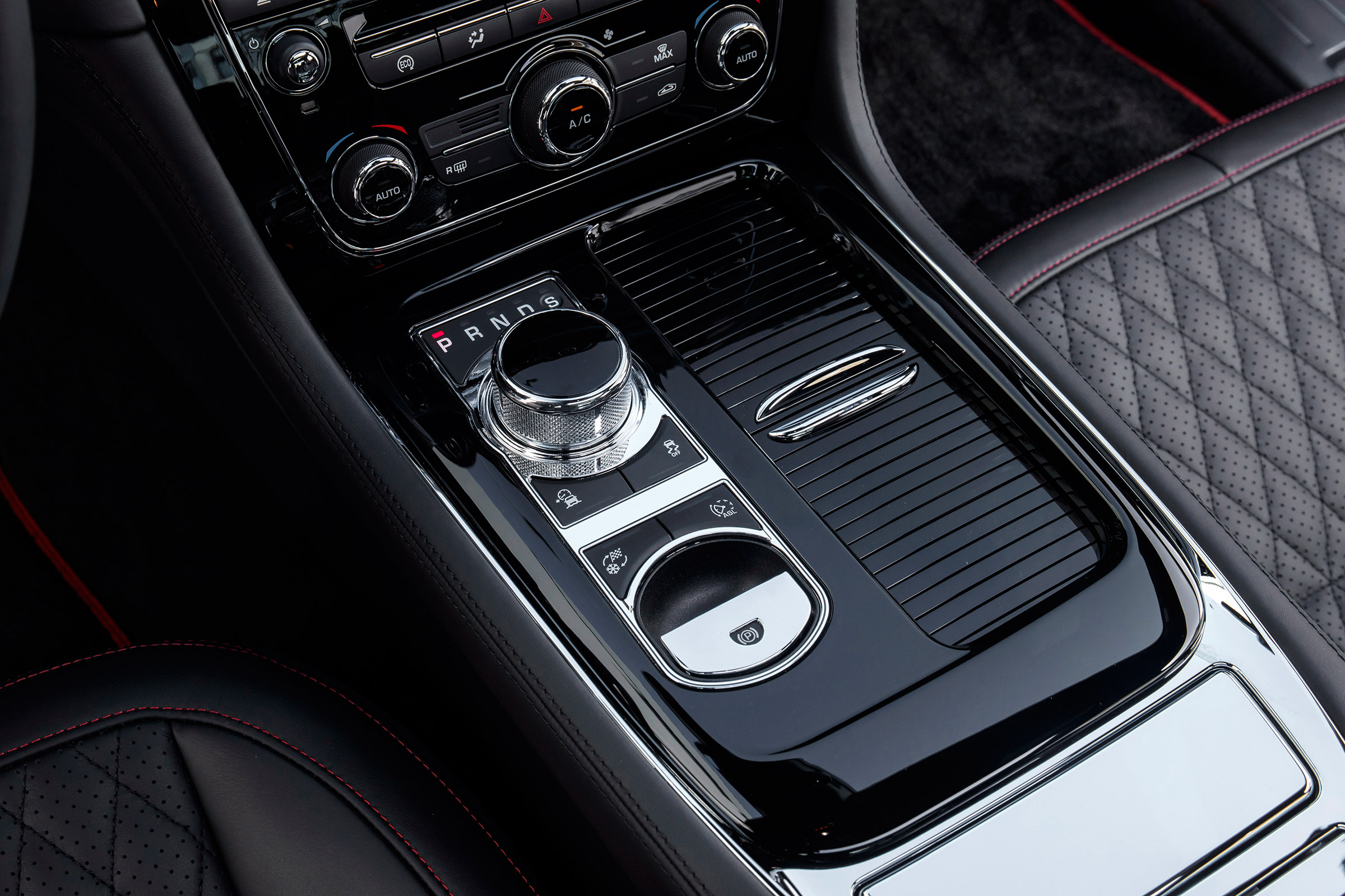 Jaguar XJR 575 - centre console