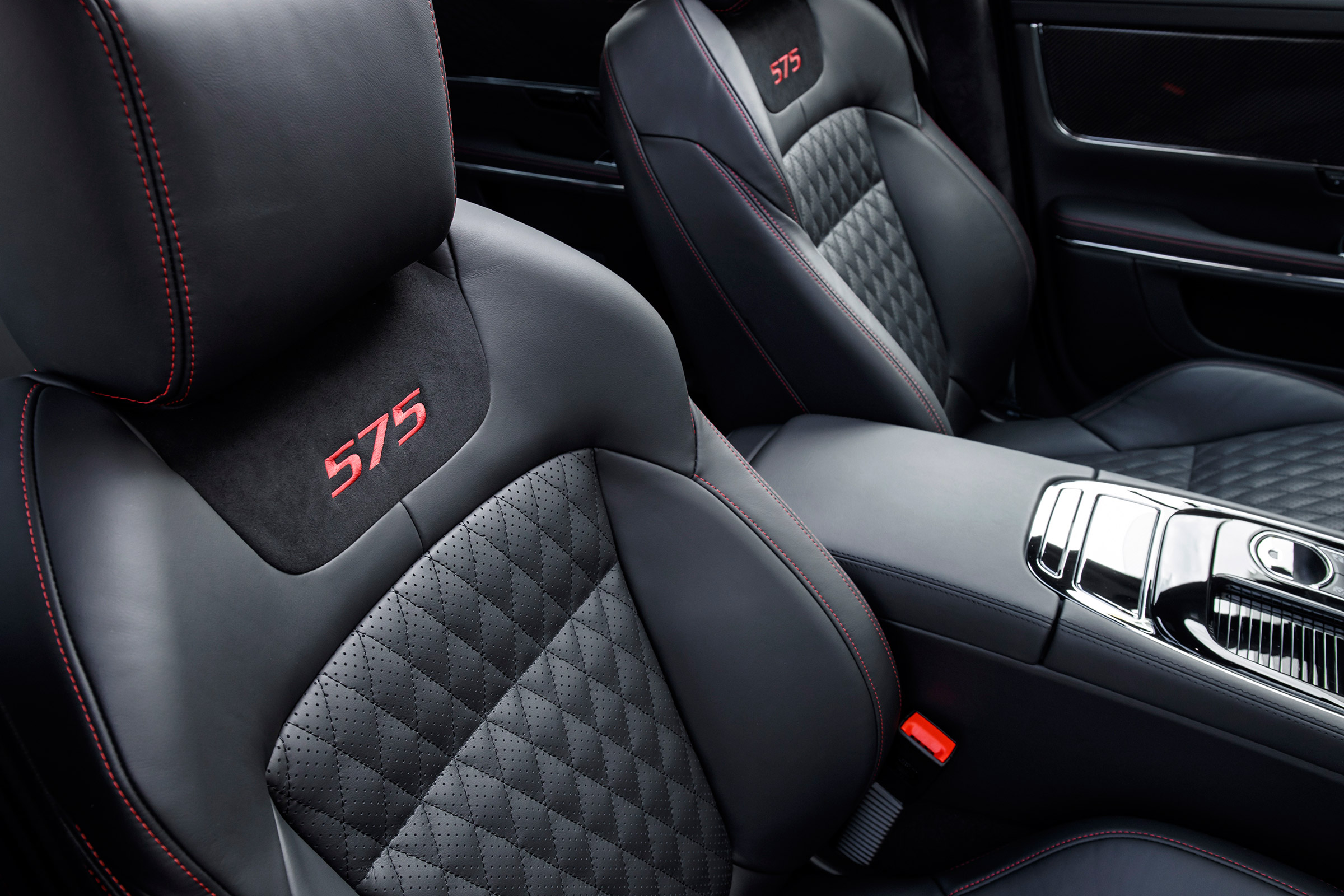Jaguar XJR 575 - front seats