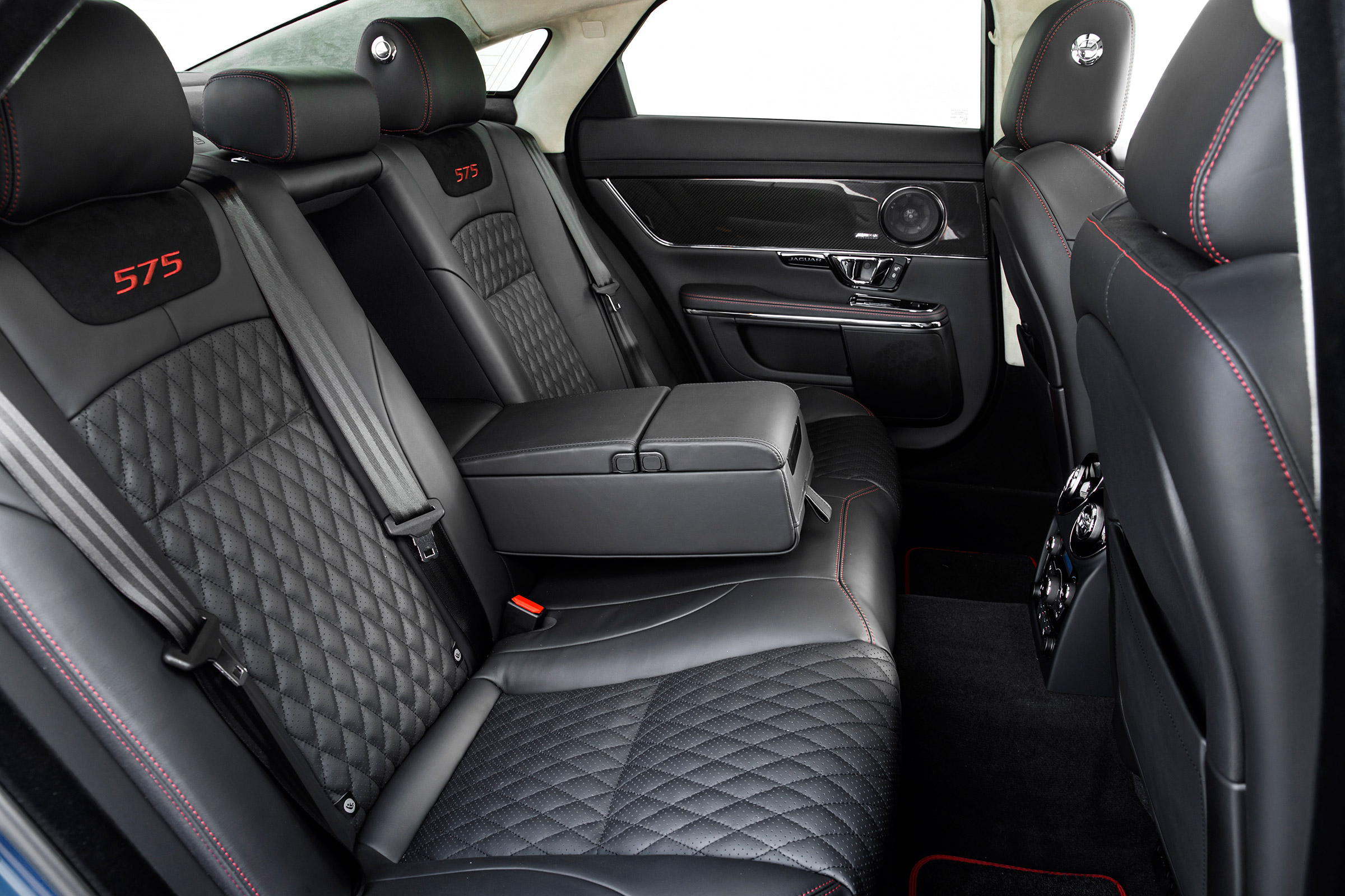 Jaguar XJR 575 - rear seats
