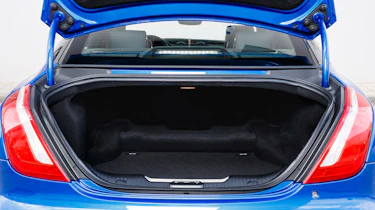 Jaguar XJR 575 - boot