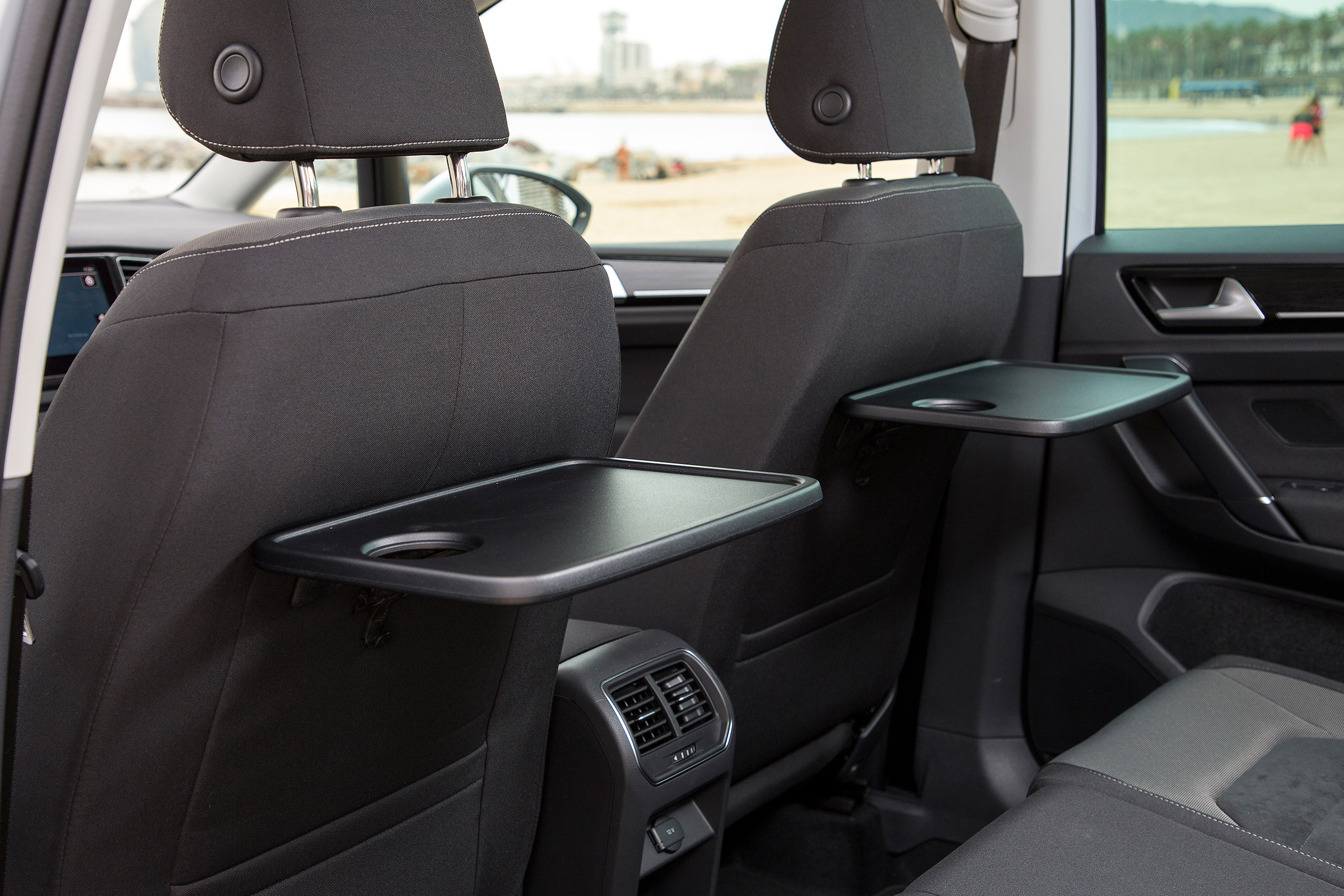 VW Golf SV - tray tables