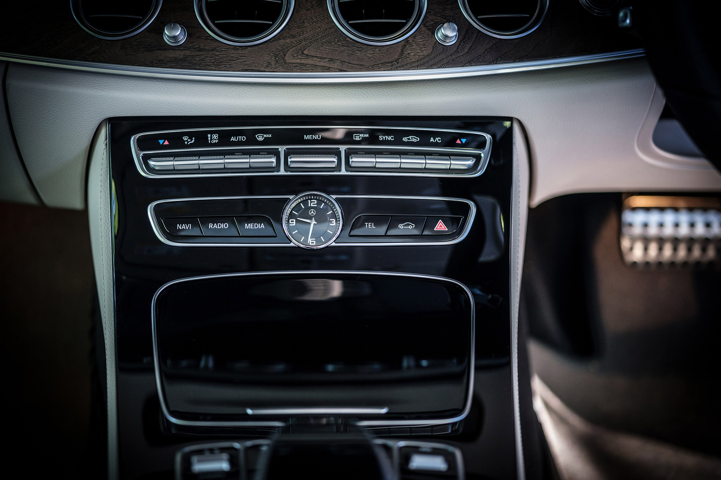 Mercedes E-Class All-Terrain - centre console
