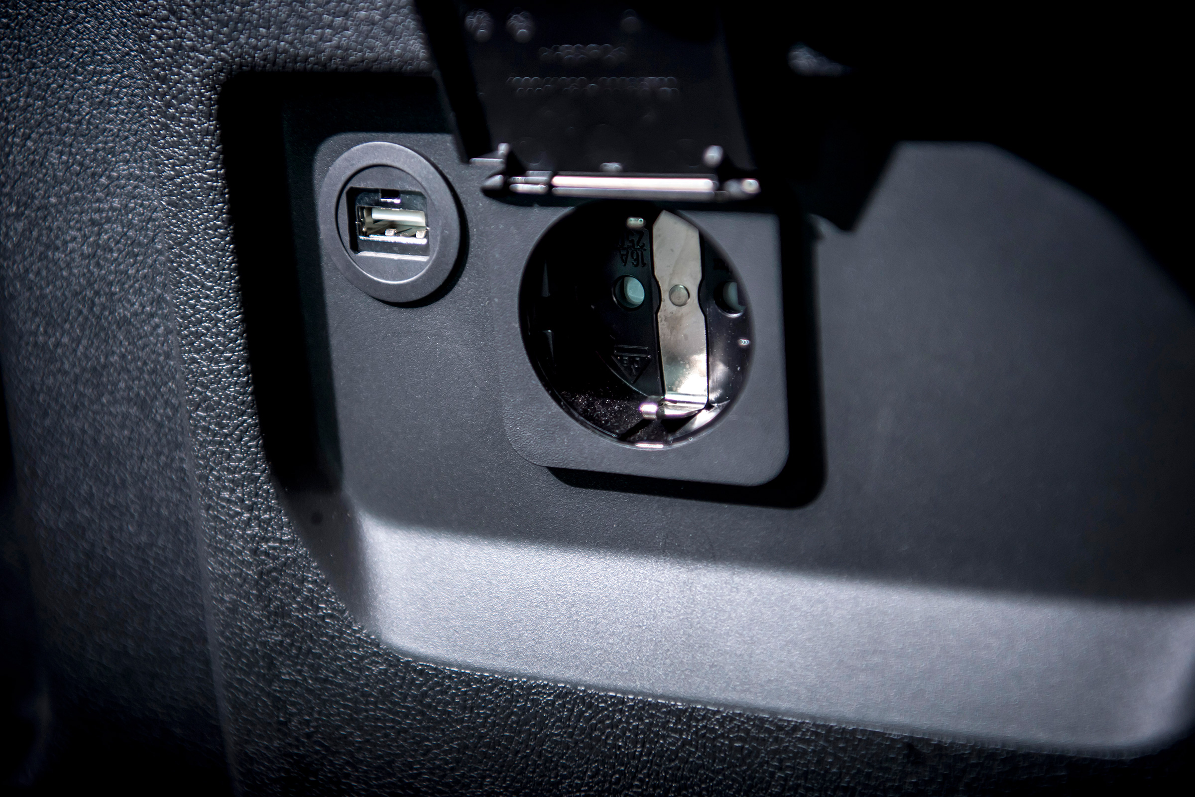 Renault Trafic SpaceClass - plug socket