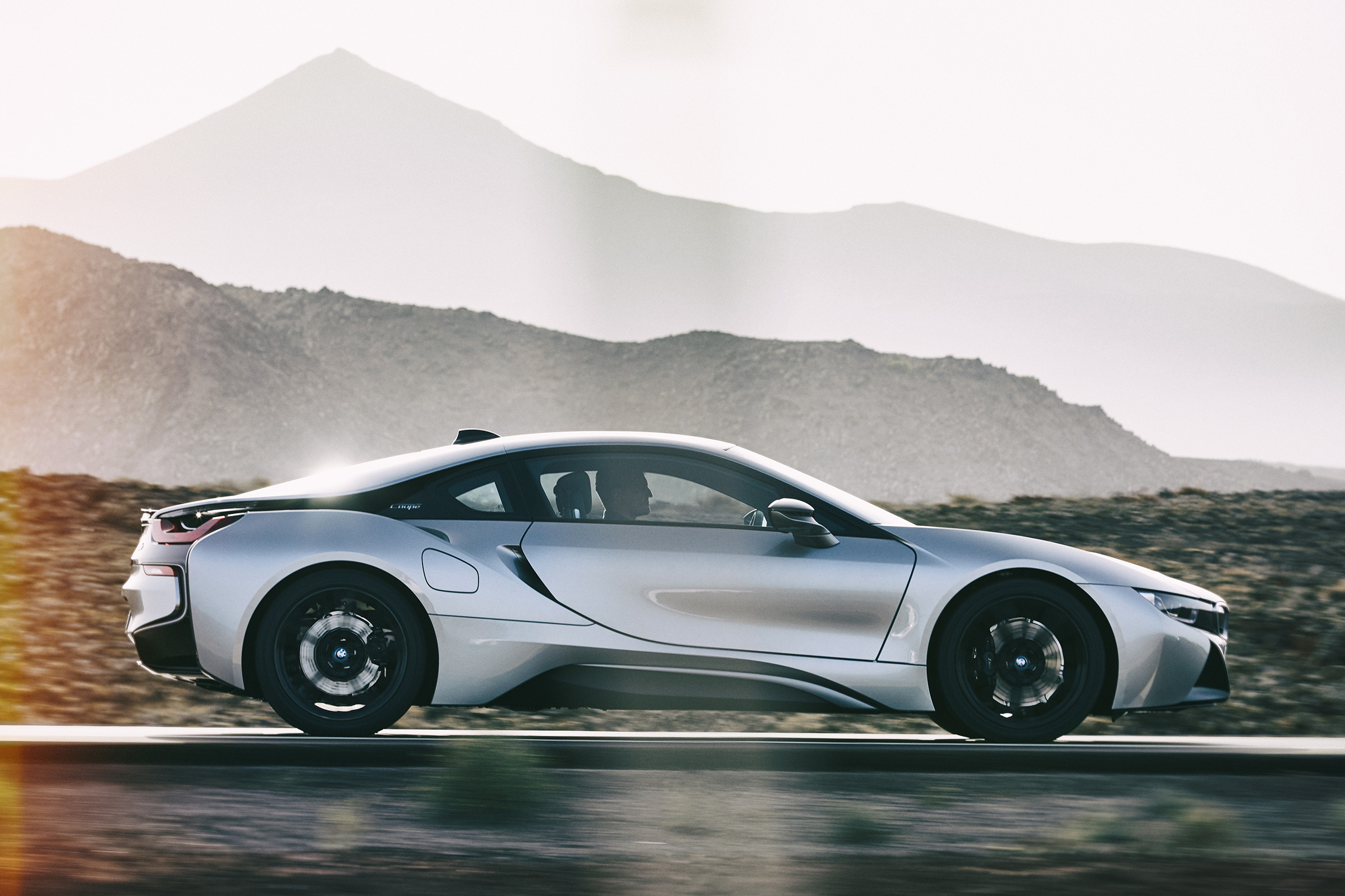 BMW i8 - side