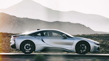 BMW i8 - side