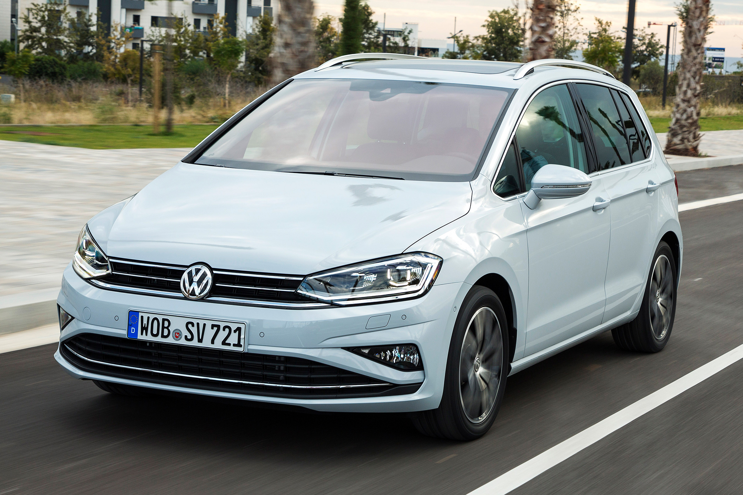 VW Golf SV - front