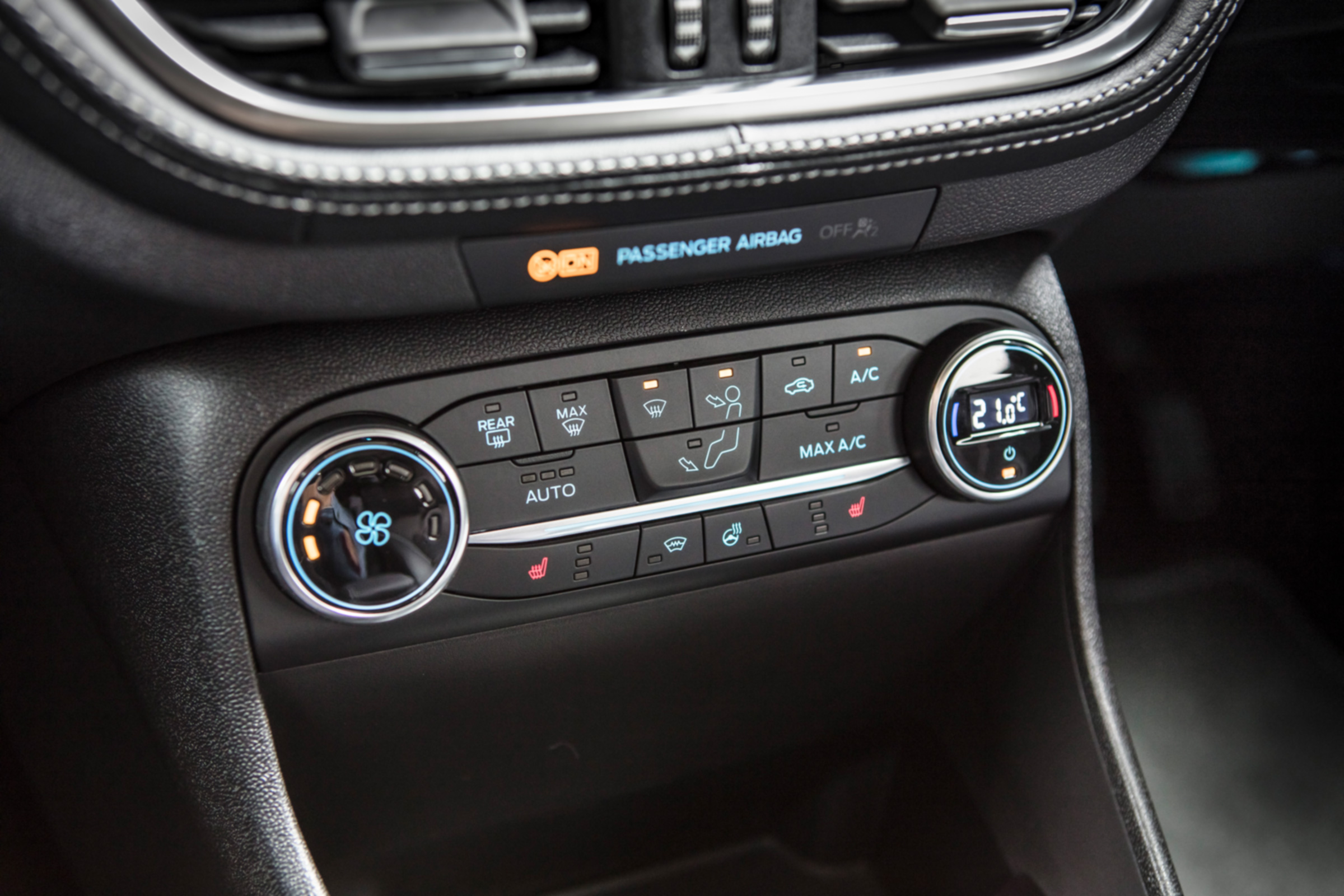Ford Fiesta Vignale - centre console controls