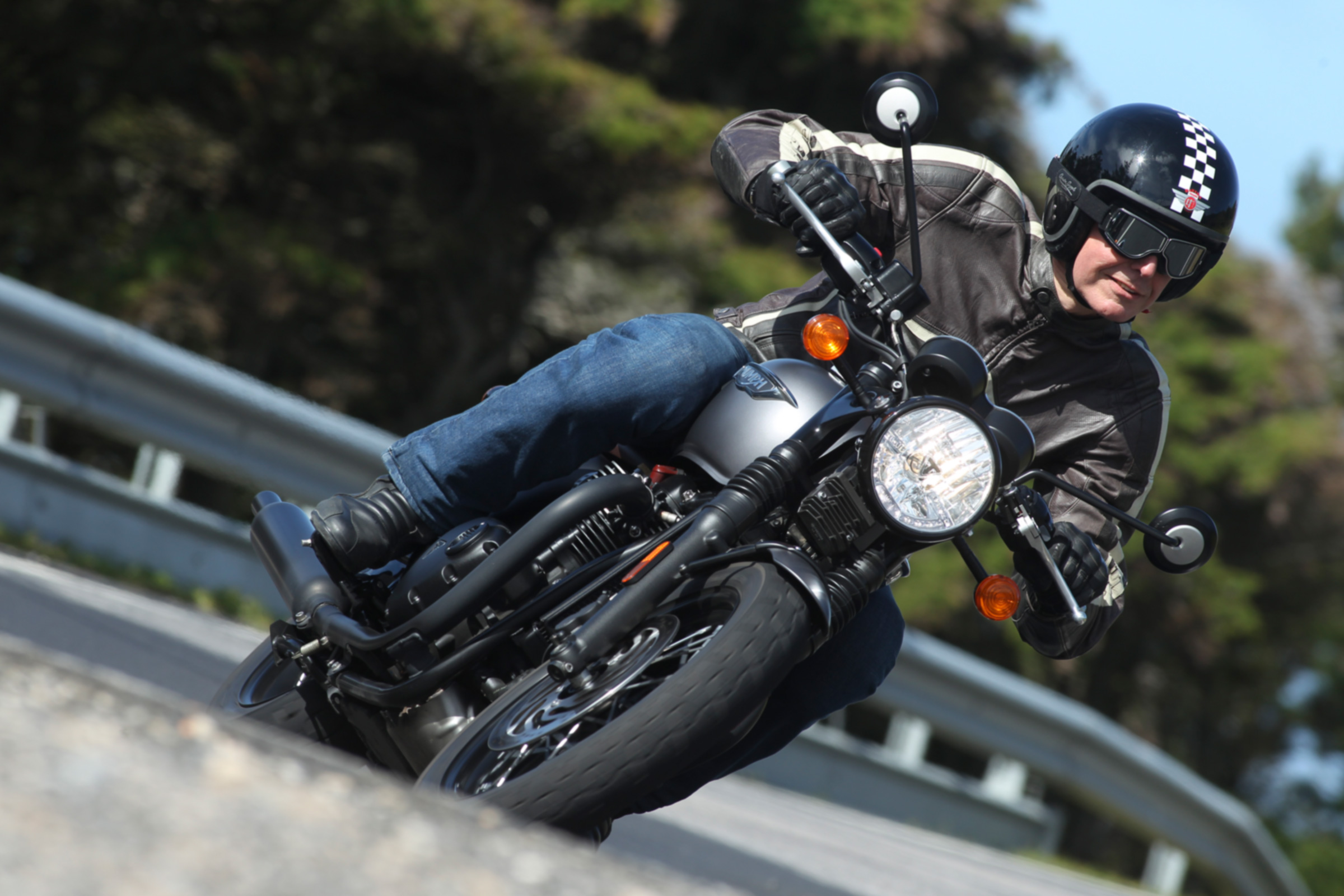 Triumph Bonneville T120 review - front tracking