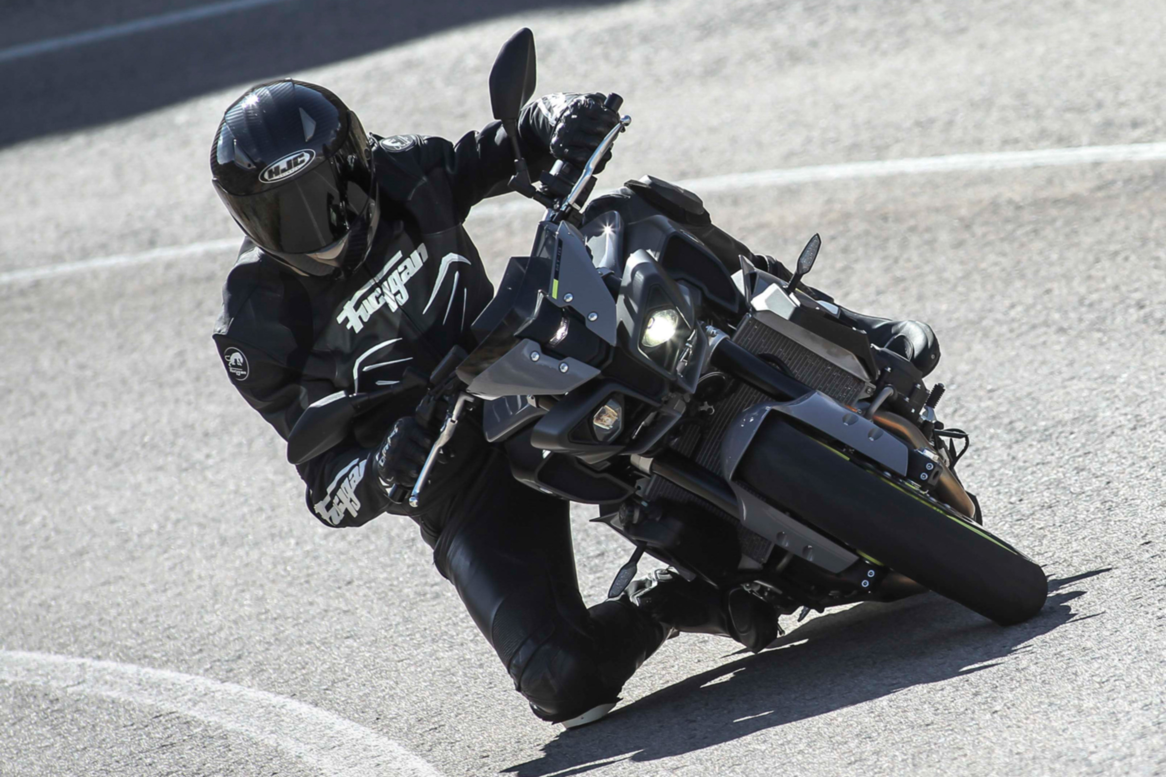 Yamaha MT-10 review - turn in
