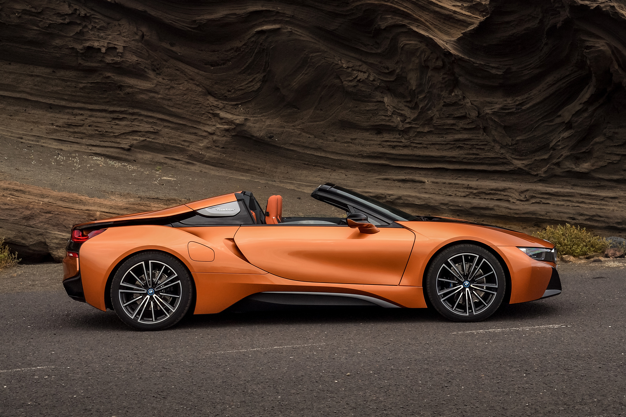 BMW i8 Roadster - side