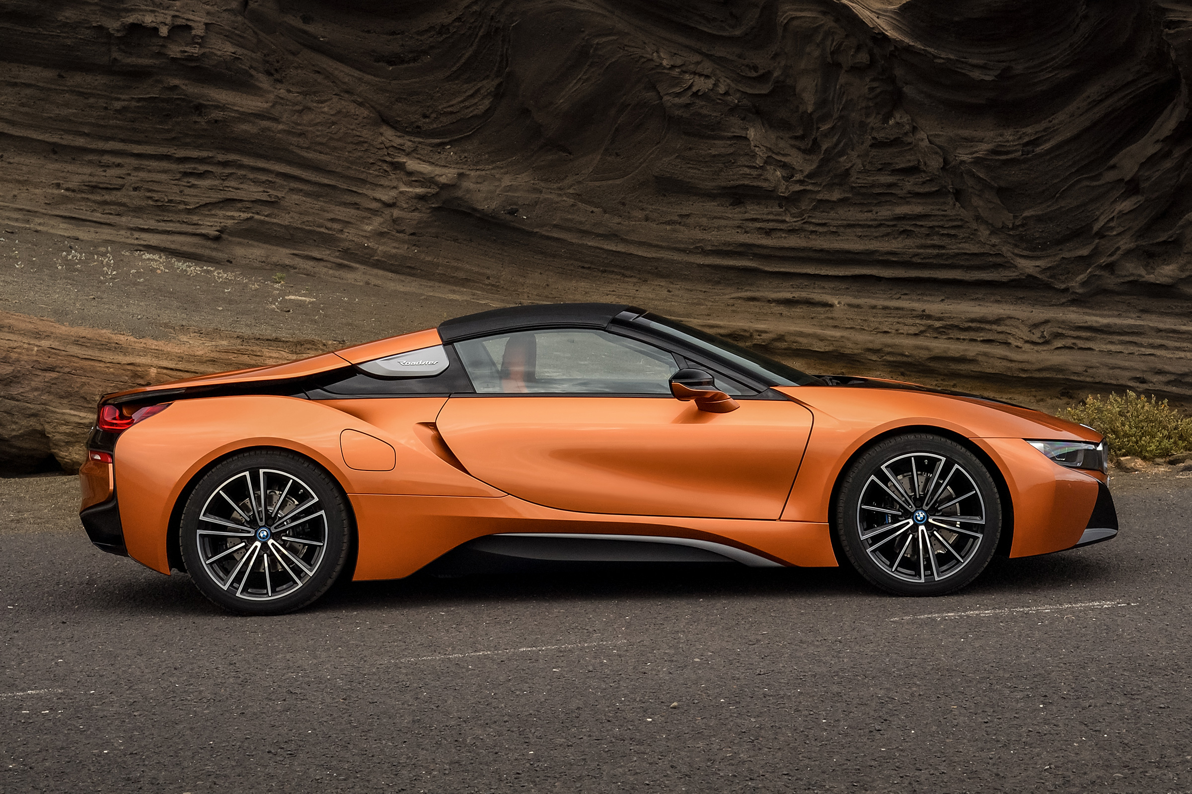BMW i8 Roadster - side