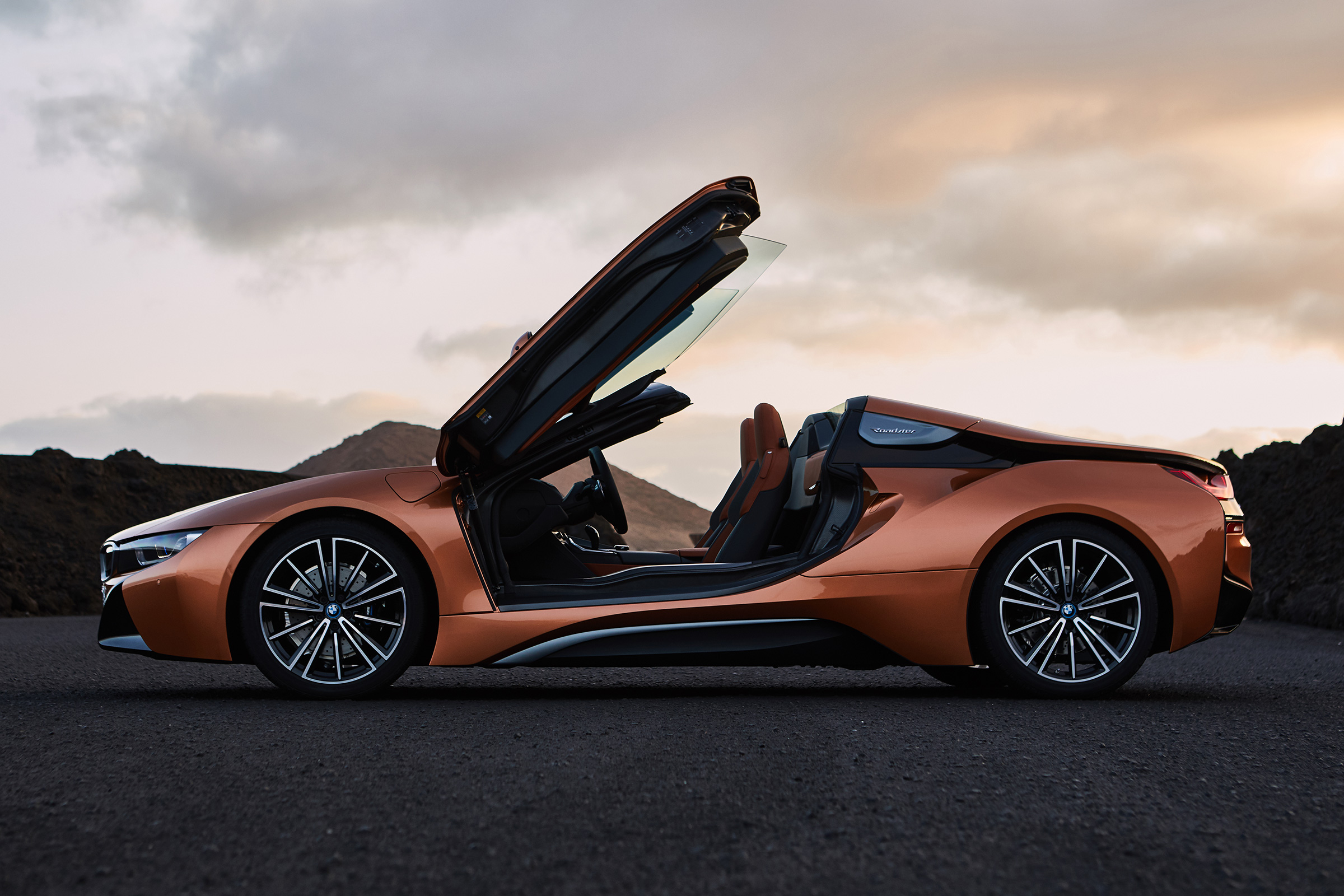 BMW i8 Roadster - side