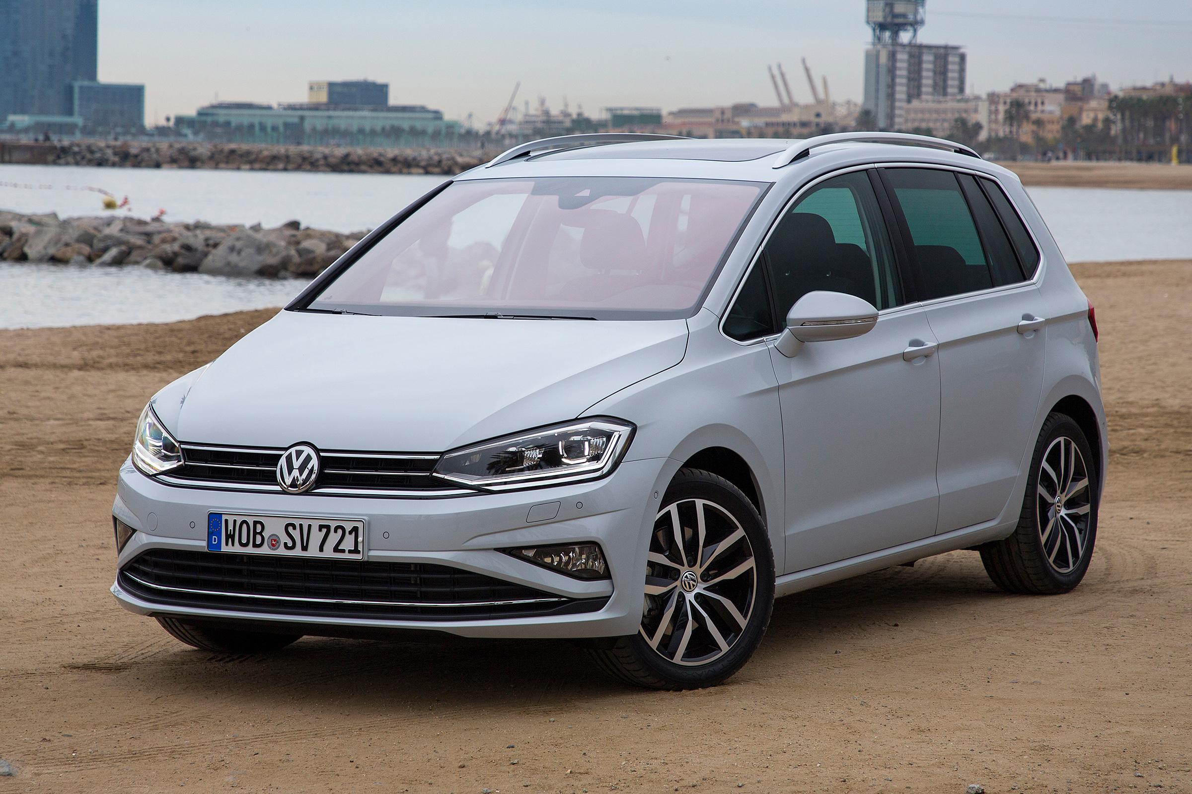 VW Golf SV - front