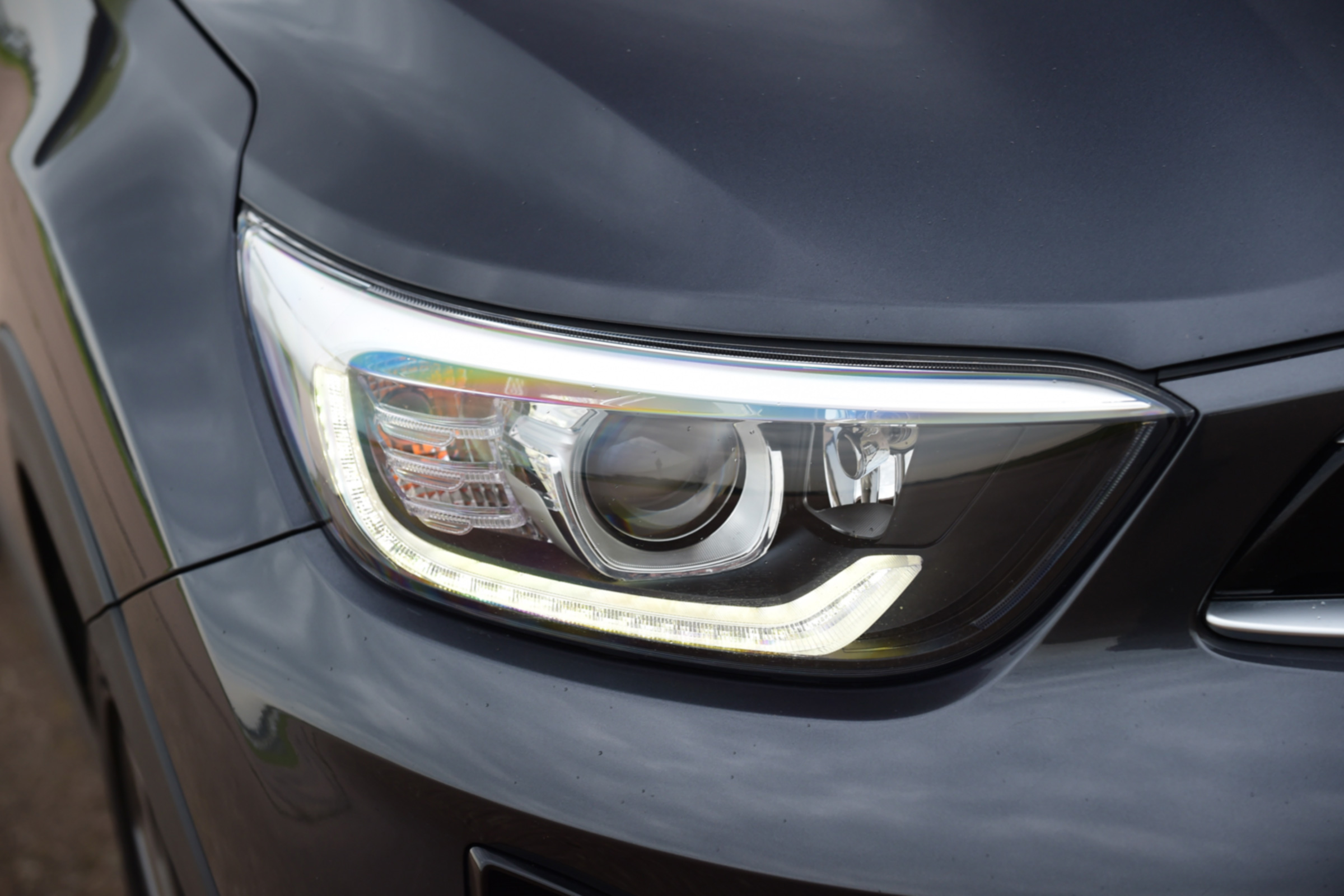 Kia Stonic - front headlight