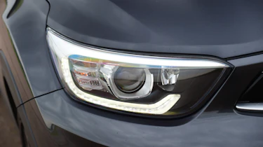 Kia Stonic - front headlight