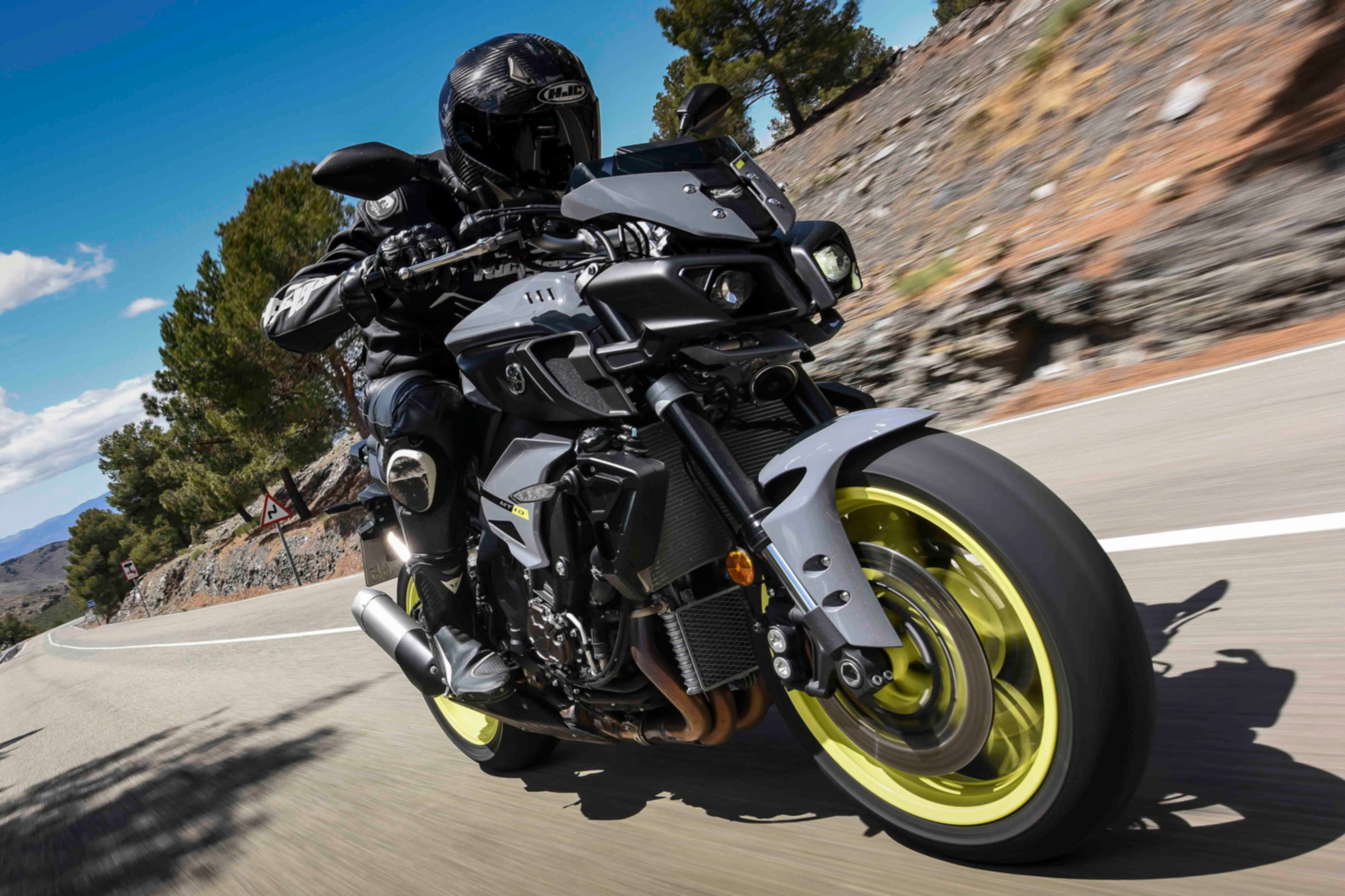 Yamaha MT-10 review - road tracking