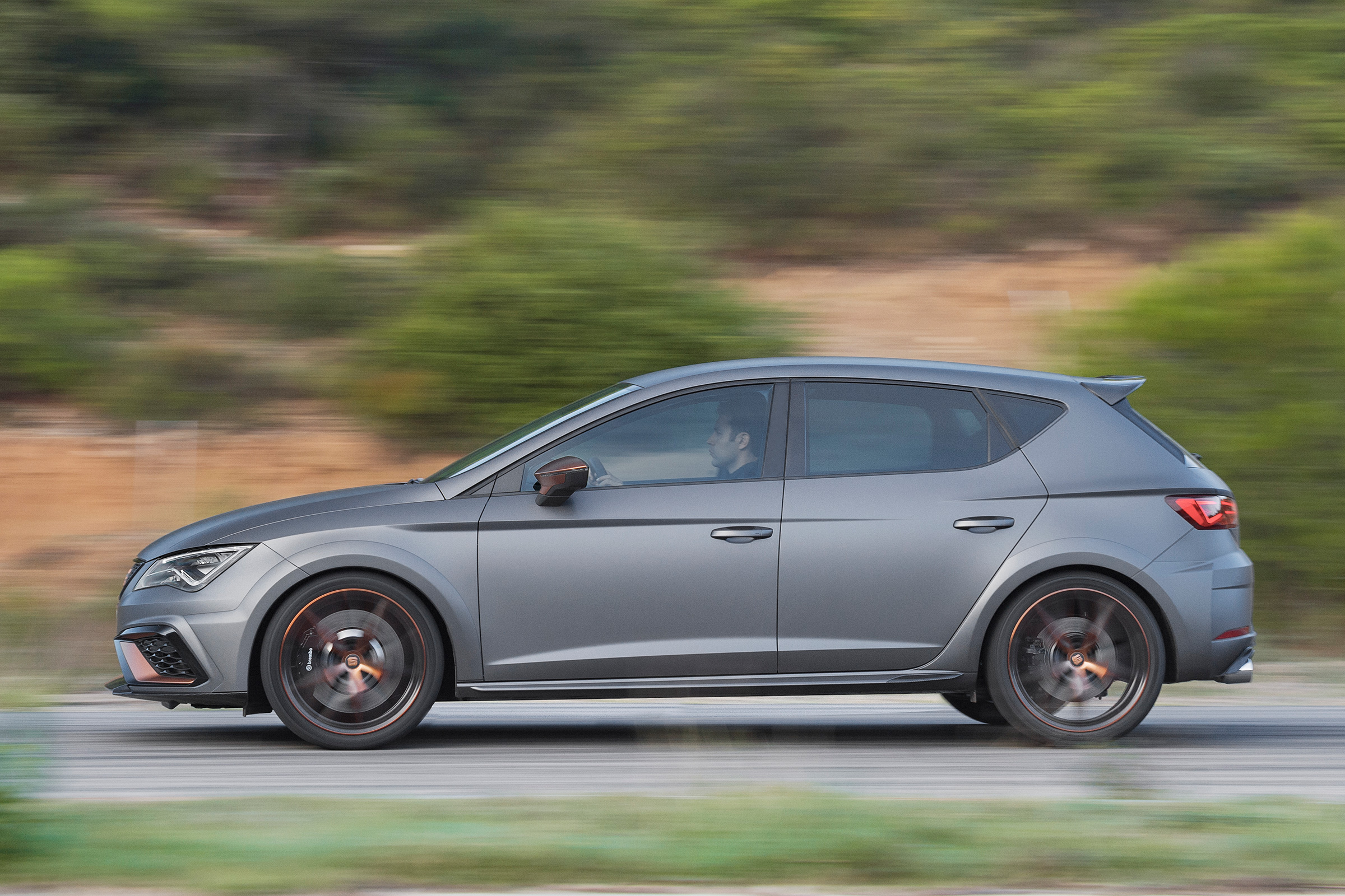 SEAT Leon Cupra R - side