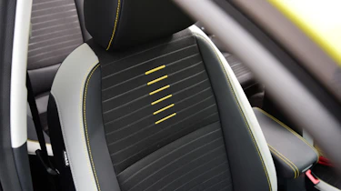 Kia Stonic - front seat