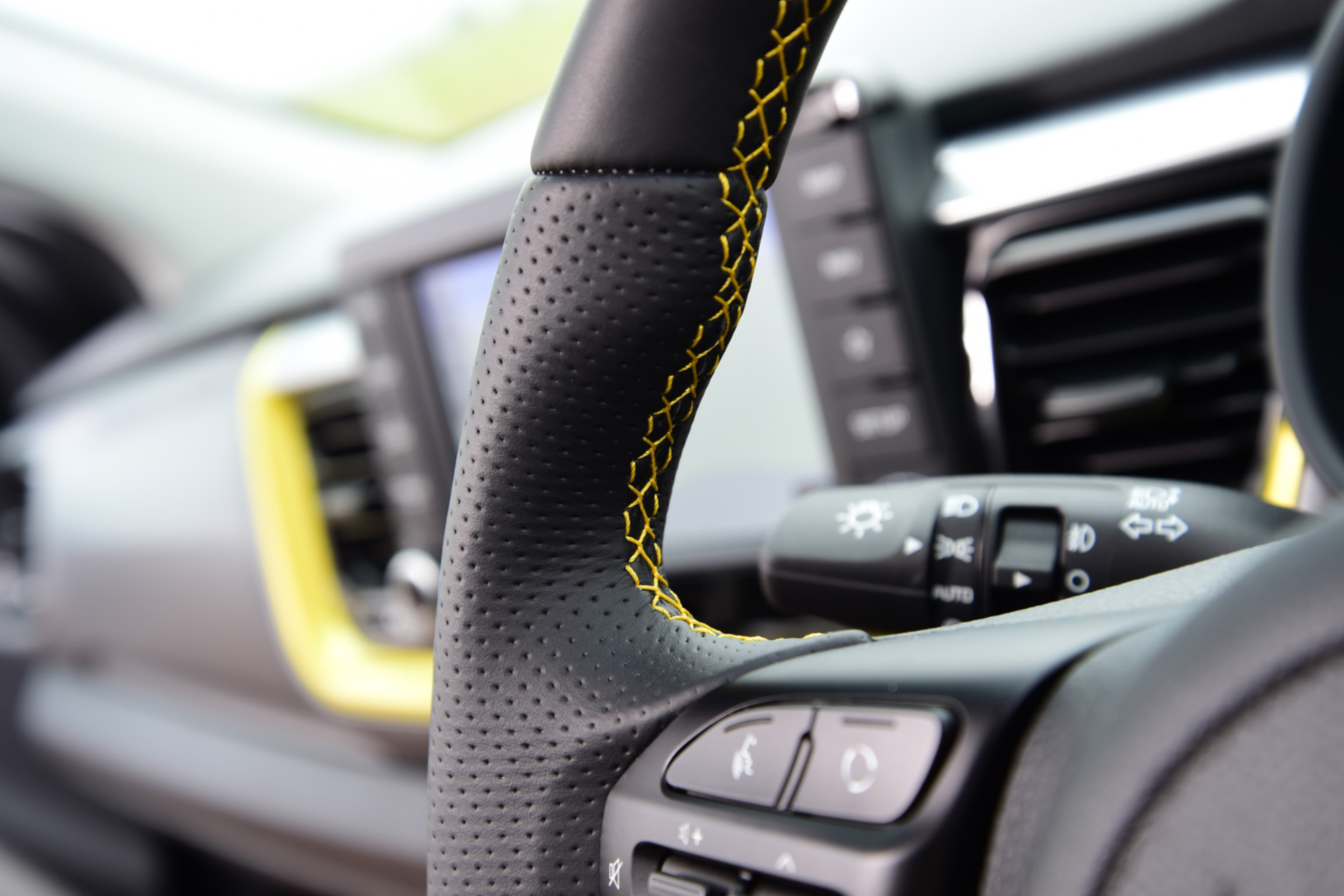 Kia Stonic - steering wheel controls
