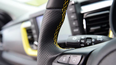 Kia Stonic - steering wheel controls