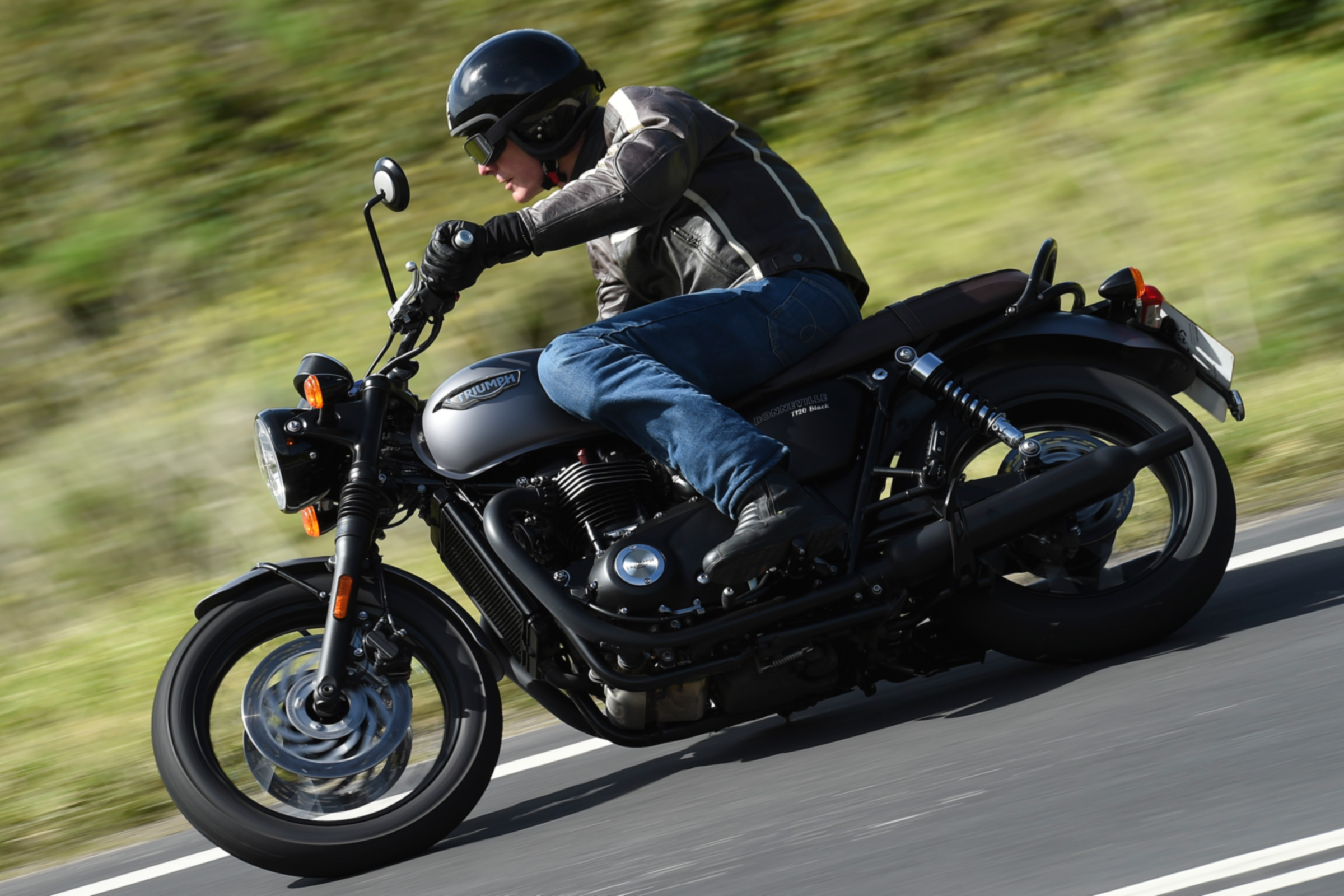 Triumph Bonneville T120 review - road cornering
