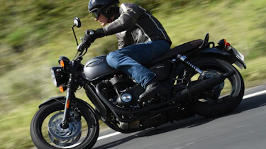 Triumph Bonneville T120 review - road cornering