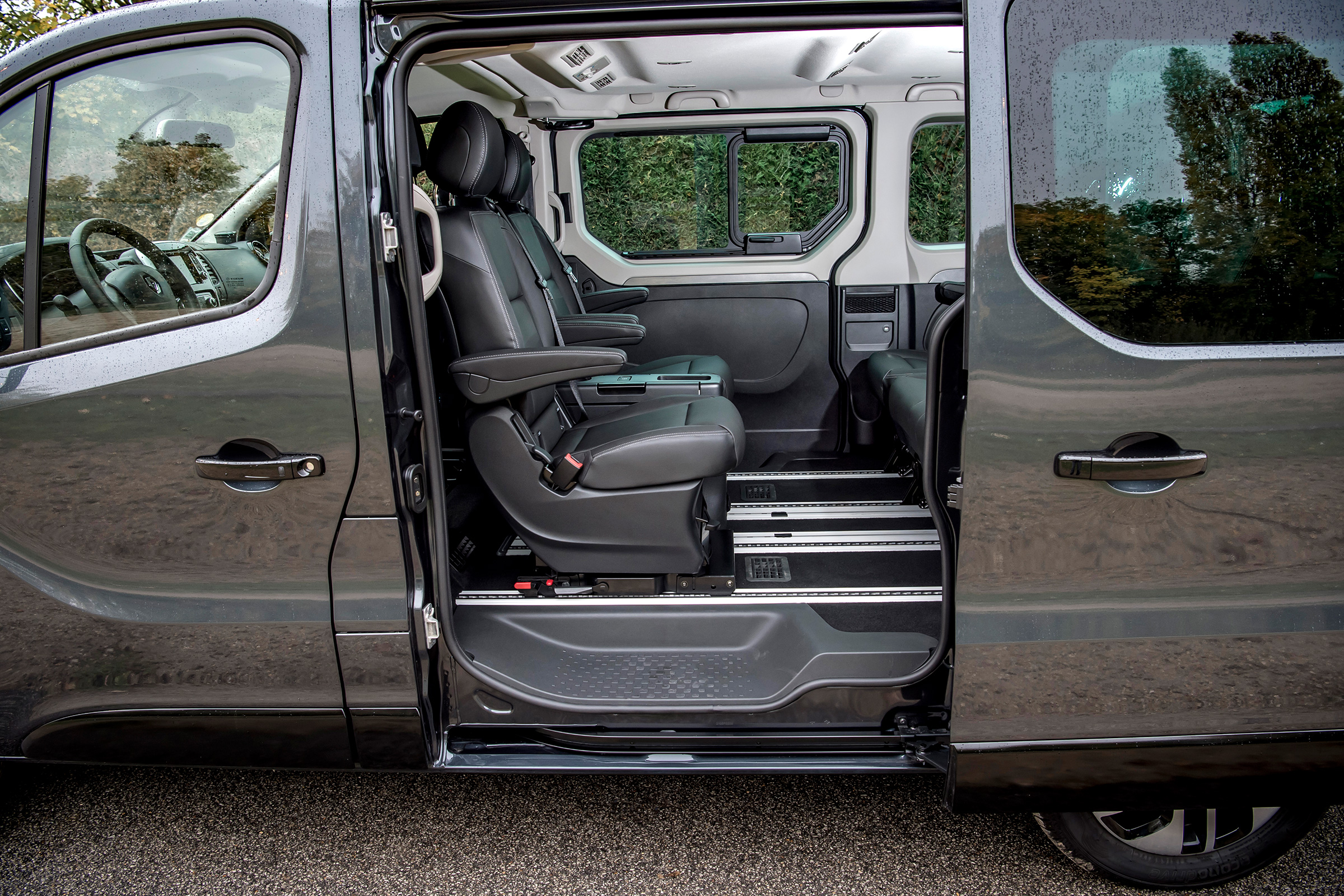 Renault Trafic SpaceClass - sliding door