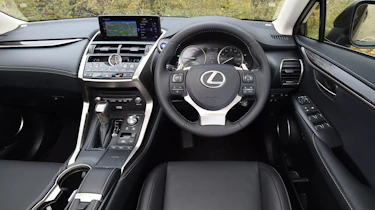 Lexus NX 300h - dash