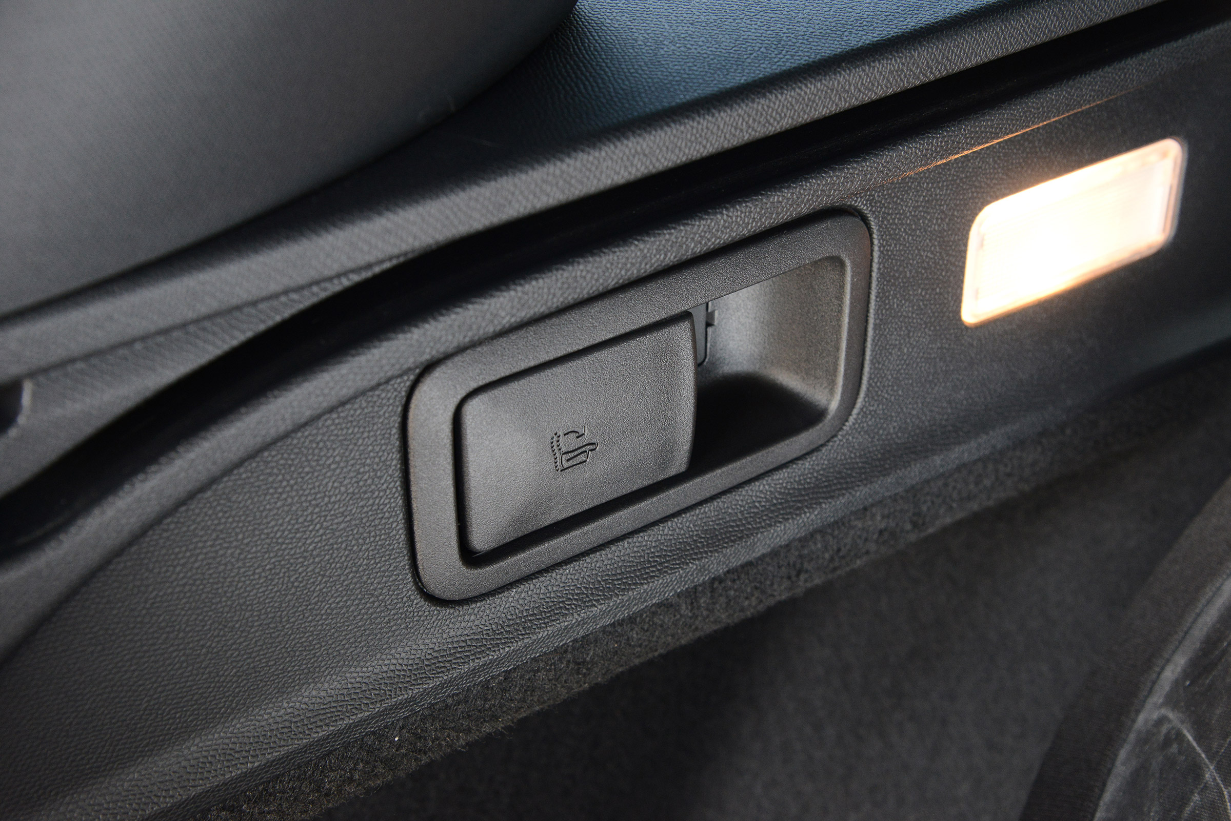 Peugeot 308 SW - fold seats button