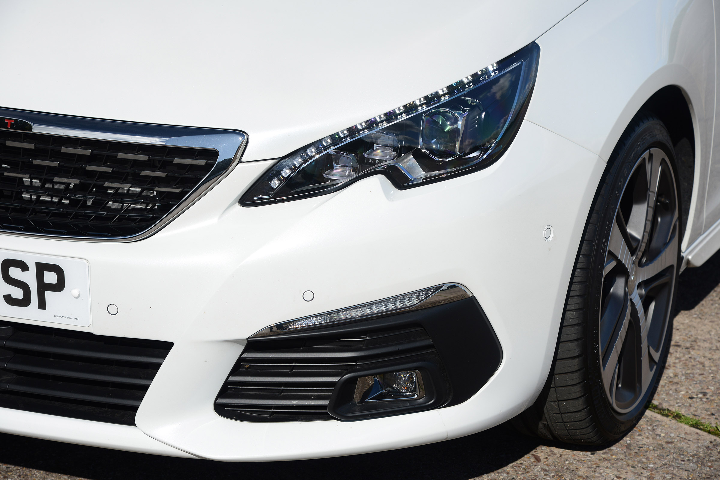Peugeot 308 SW - front detail