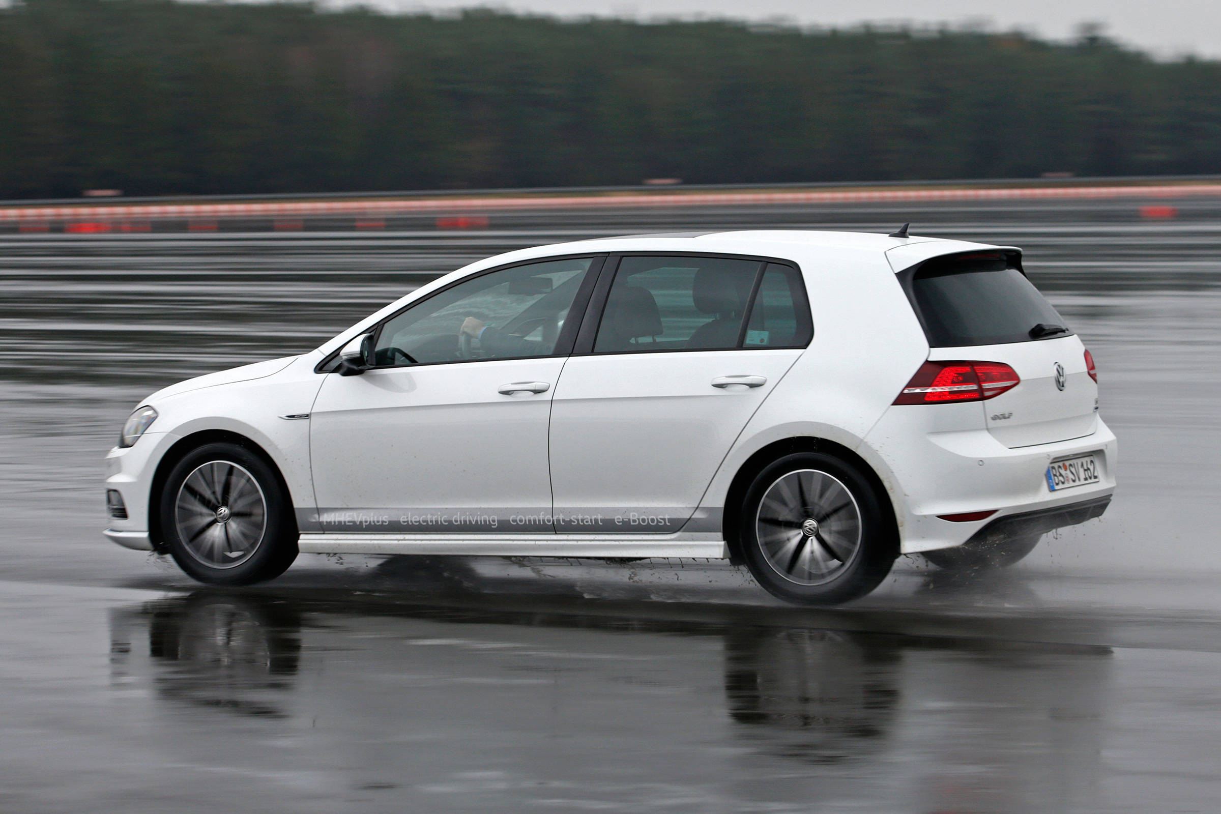 Volkswagen Golf MHEVplus - rear