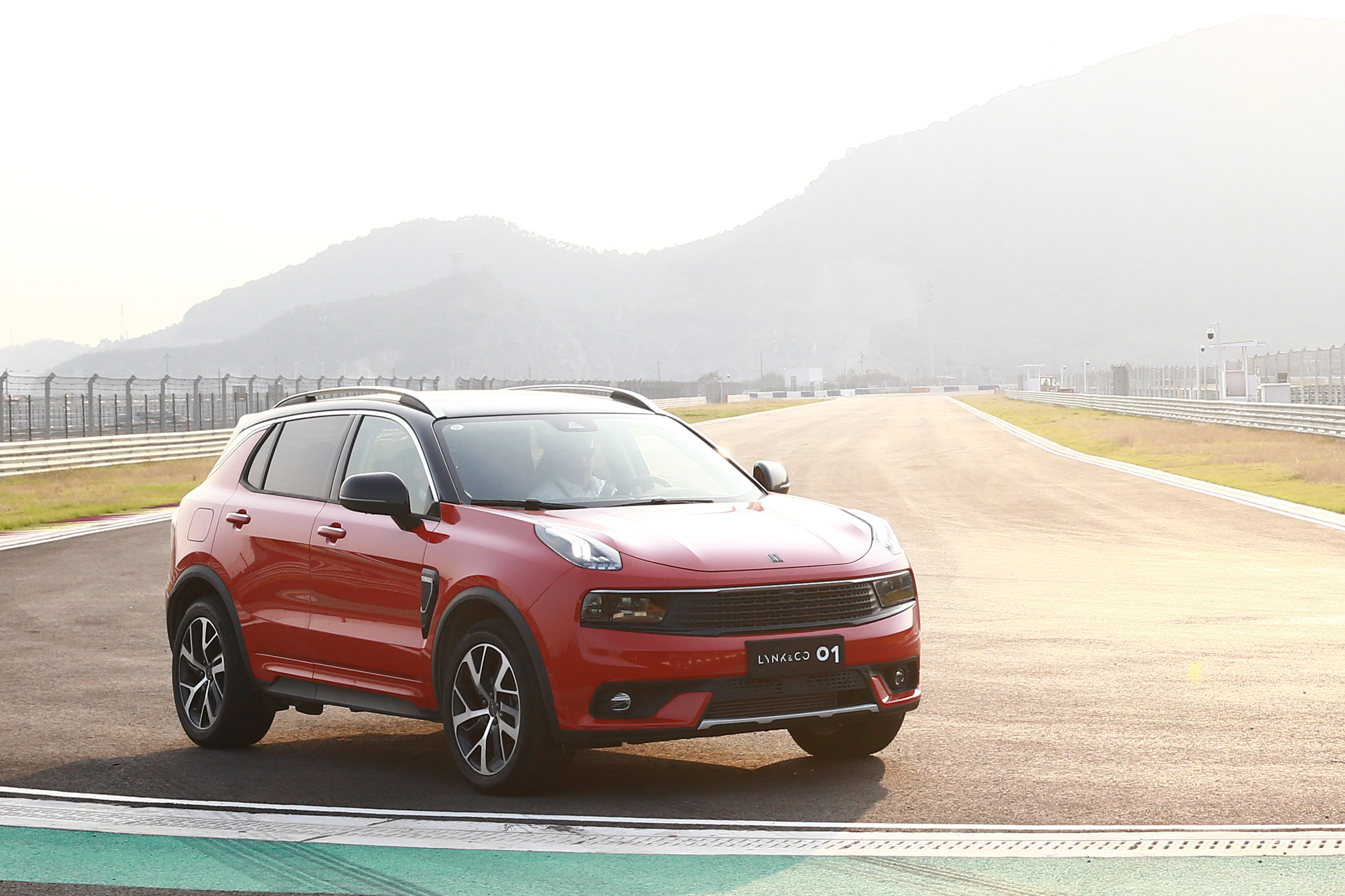 Lynk &amp; Co 01 front static