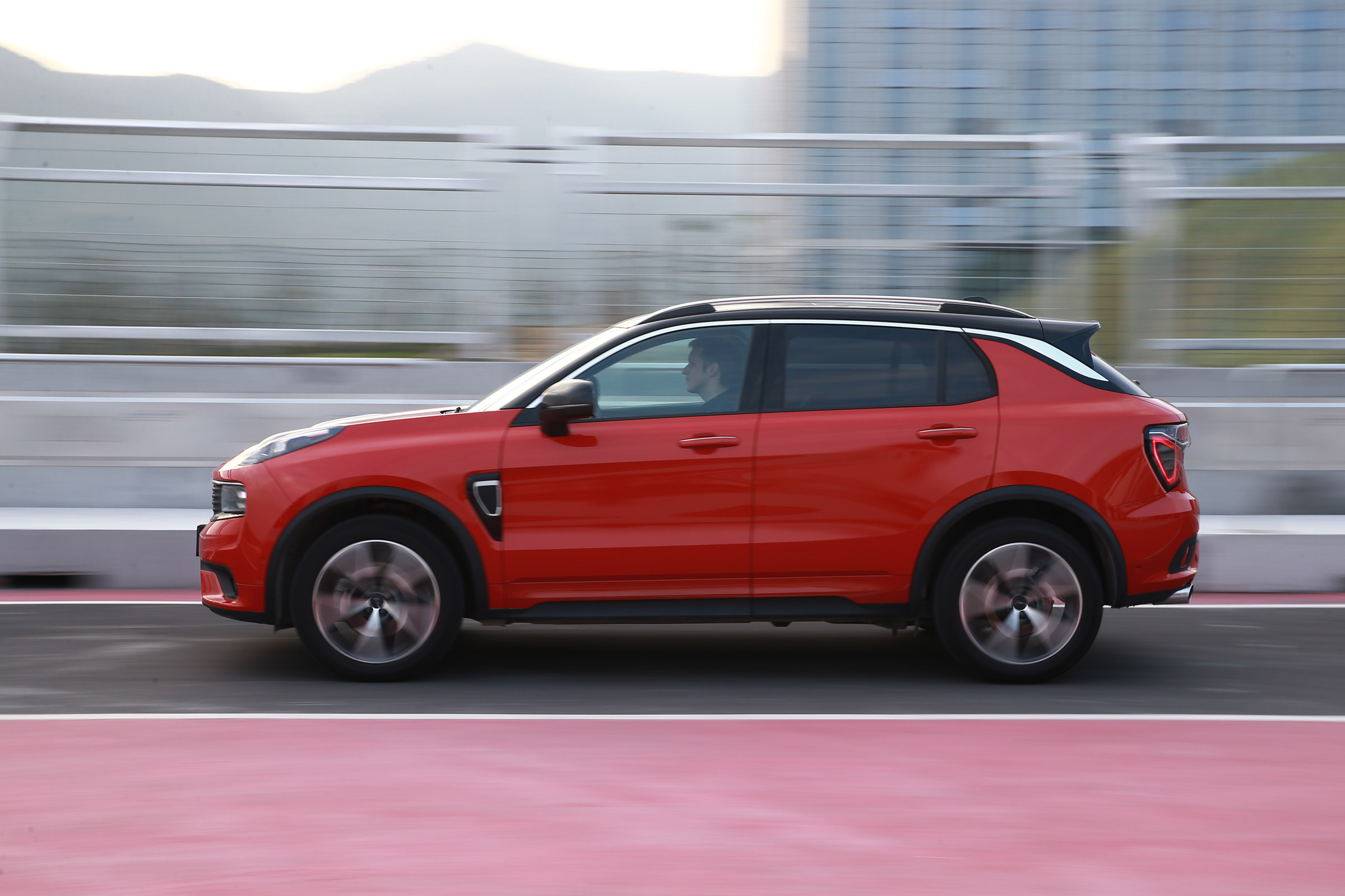 New Lynk &amp; Co 01 2019 side