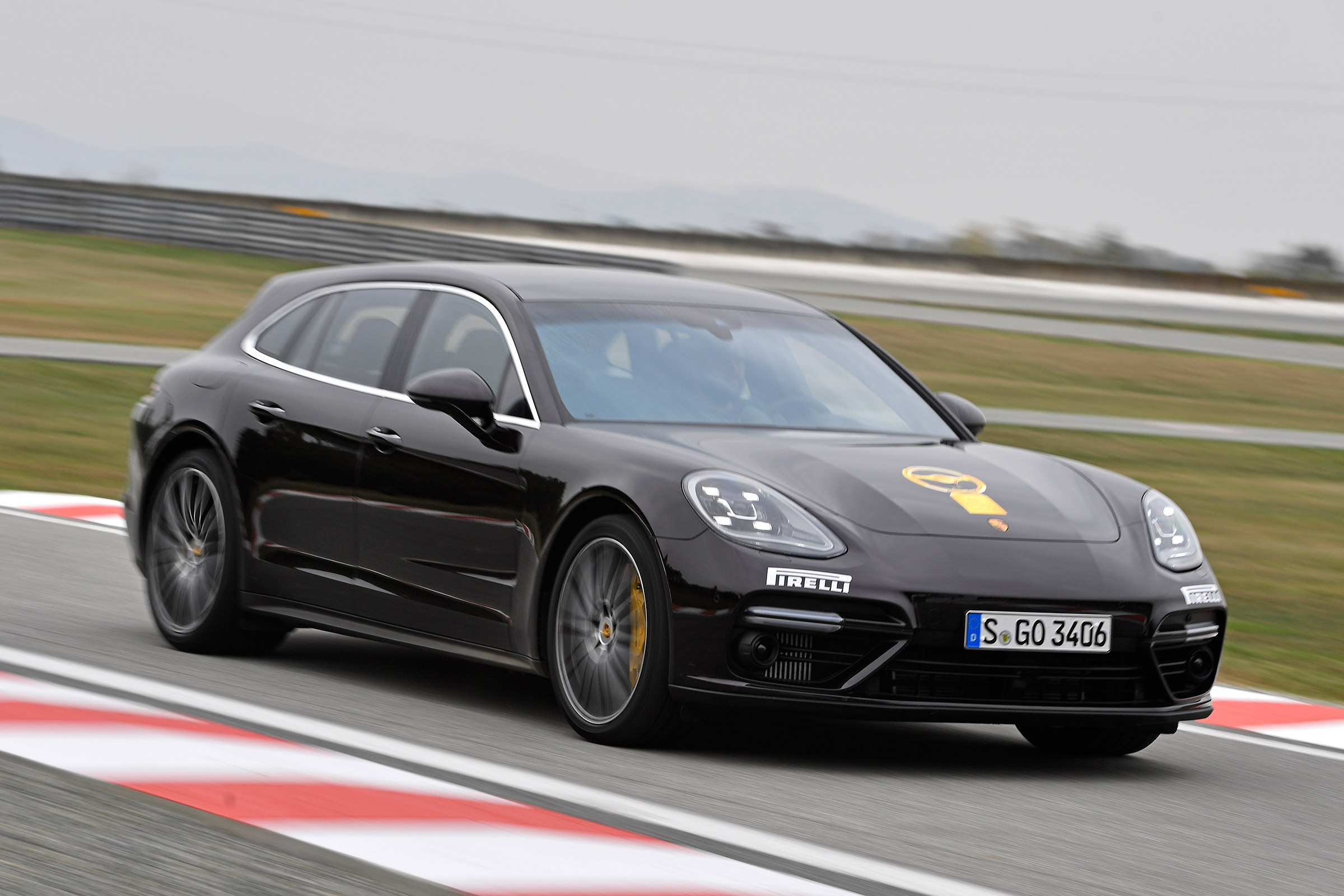 Porsche Panamera Sport Turimso - Golden Steering Wheel 2017 front action