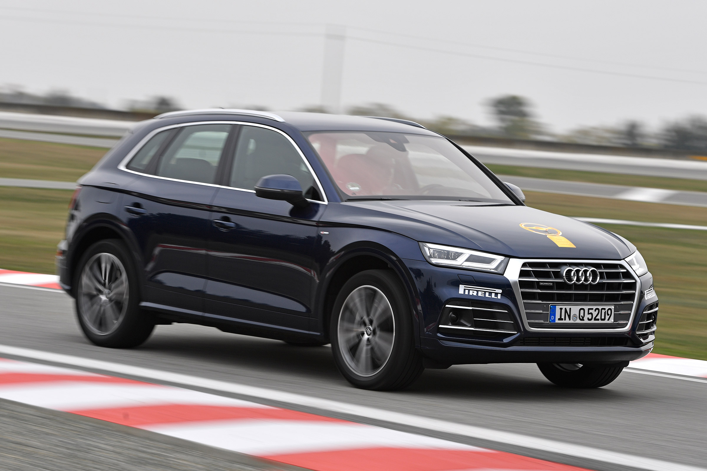 Audi Q5 - Golden Steering Wheel 2017 front action