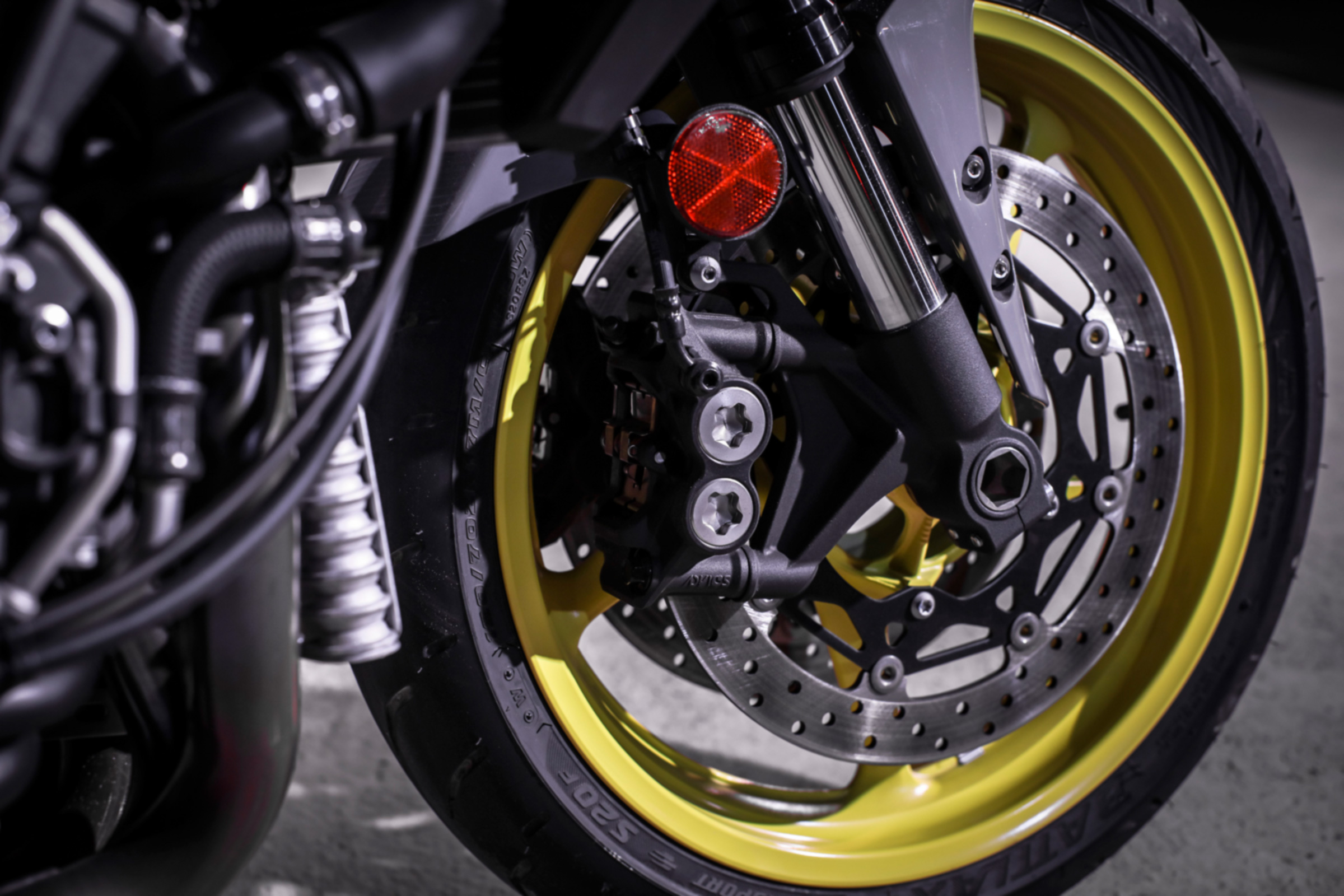 Yamaha MT-10 review - front wheel package