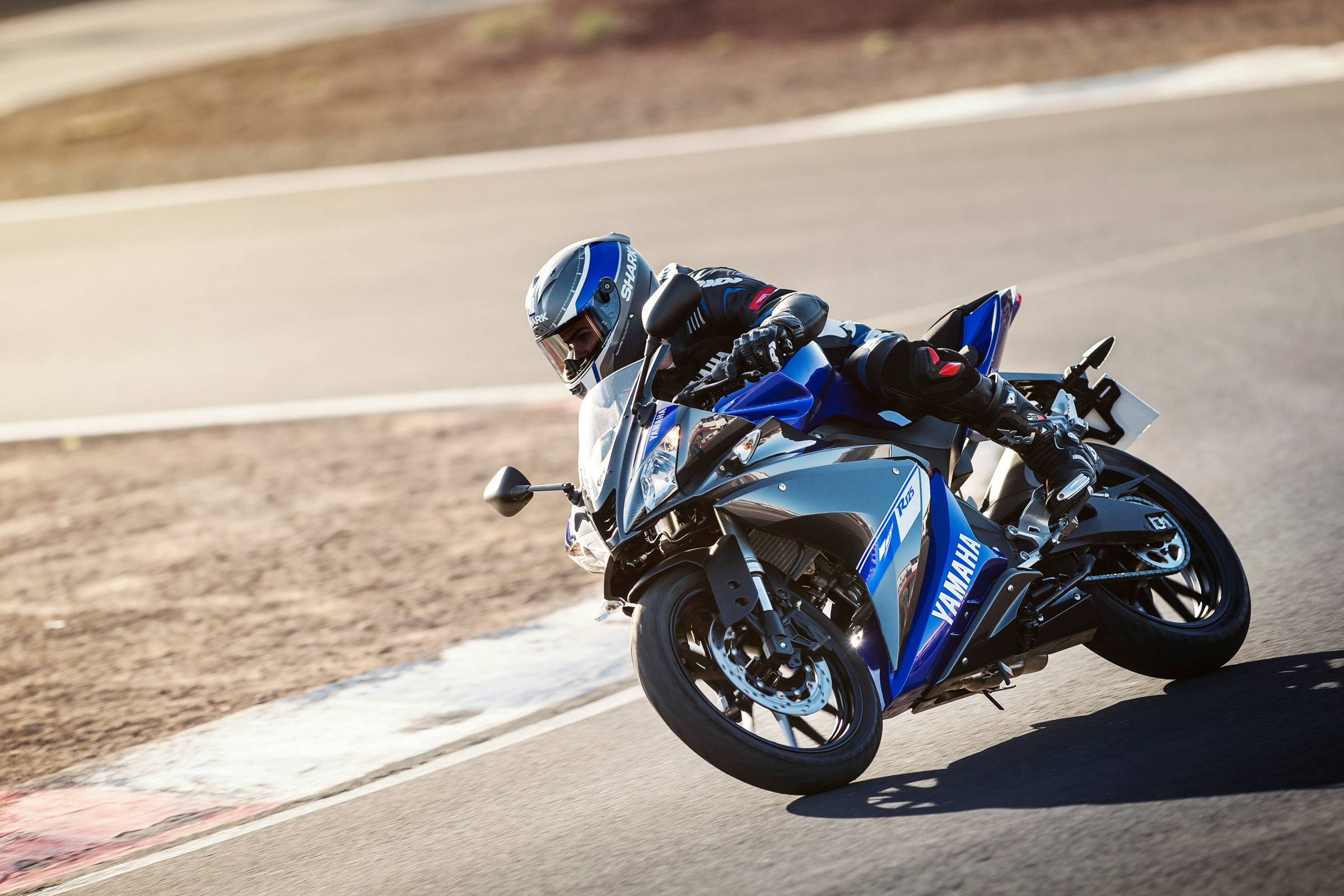 Yamaha YZF-R125 corner