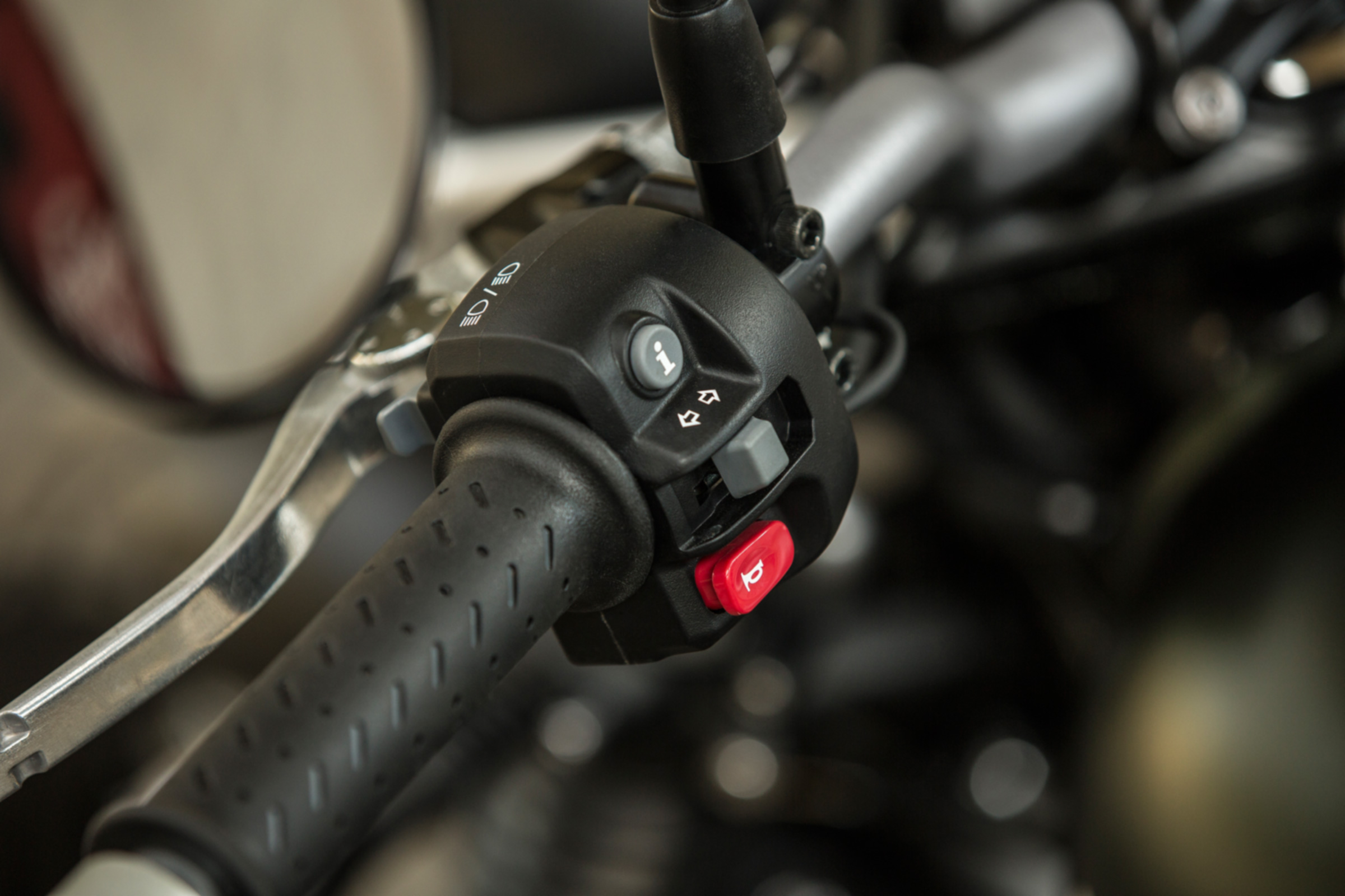 Triumph Street Scrambler review - handle bar