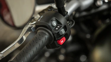 Triumph Street Scrambler review - handle bar