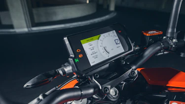 KTM Duke 125 review - screen