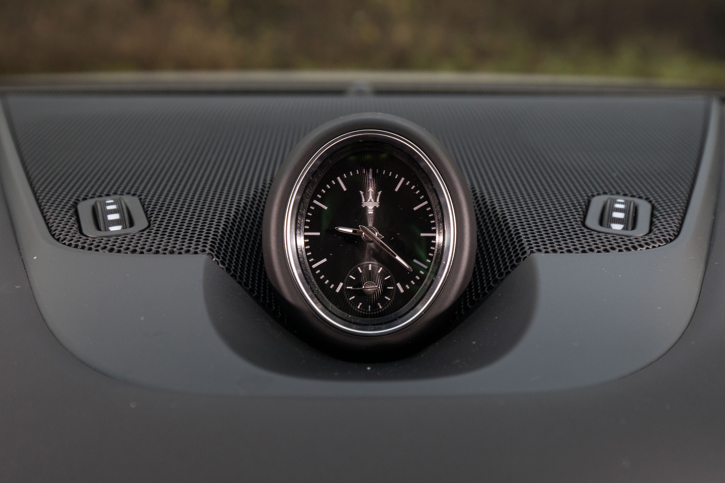 Maserati Levante S - clock