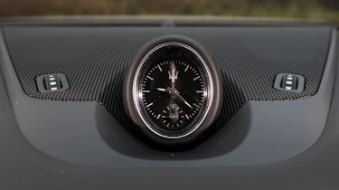 Maserati Levante S - clock