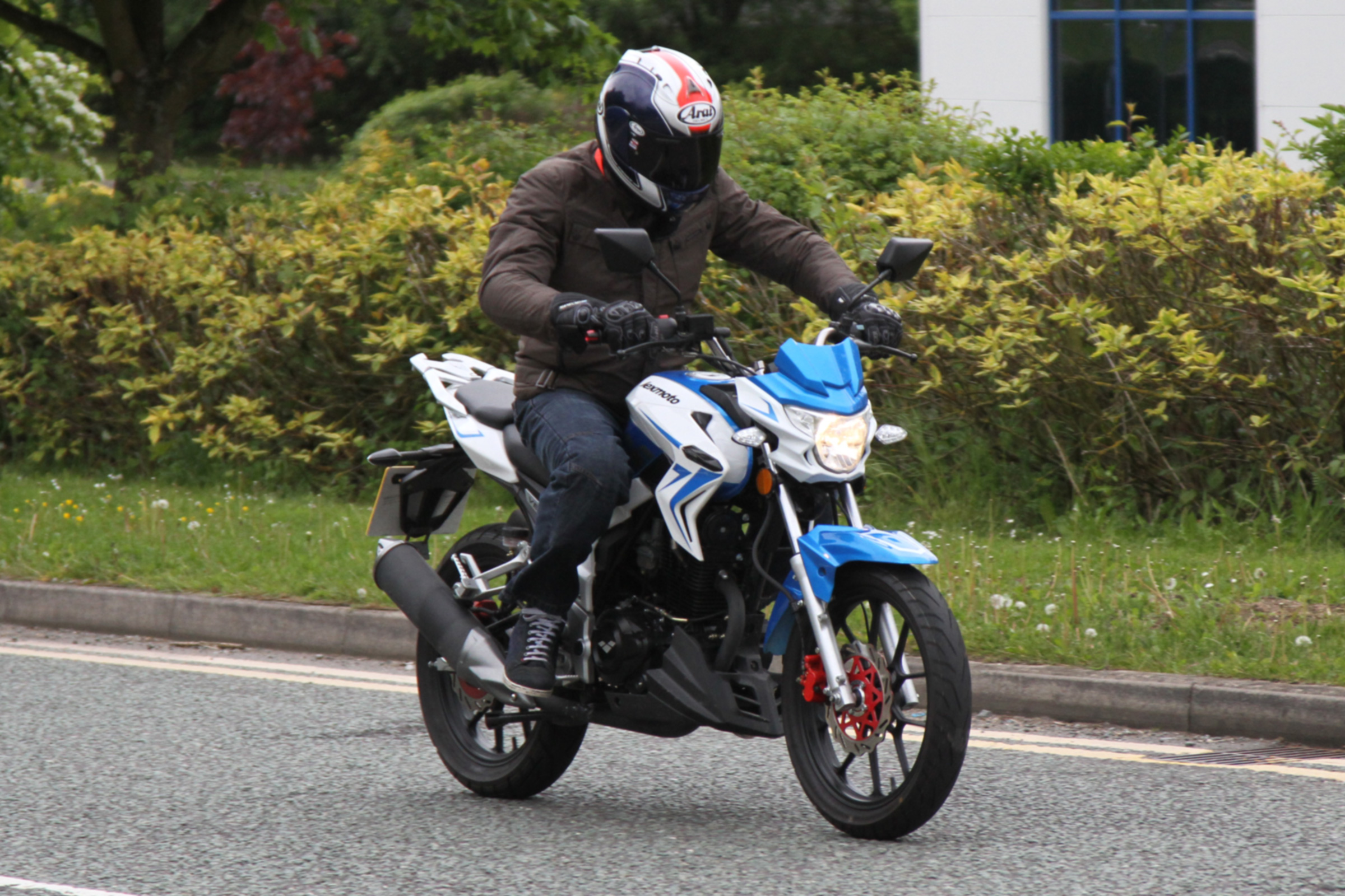 Lexmoto Venom review - front quarter