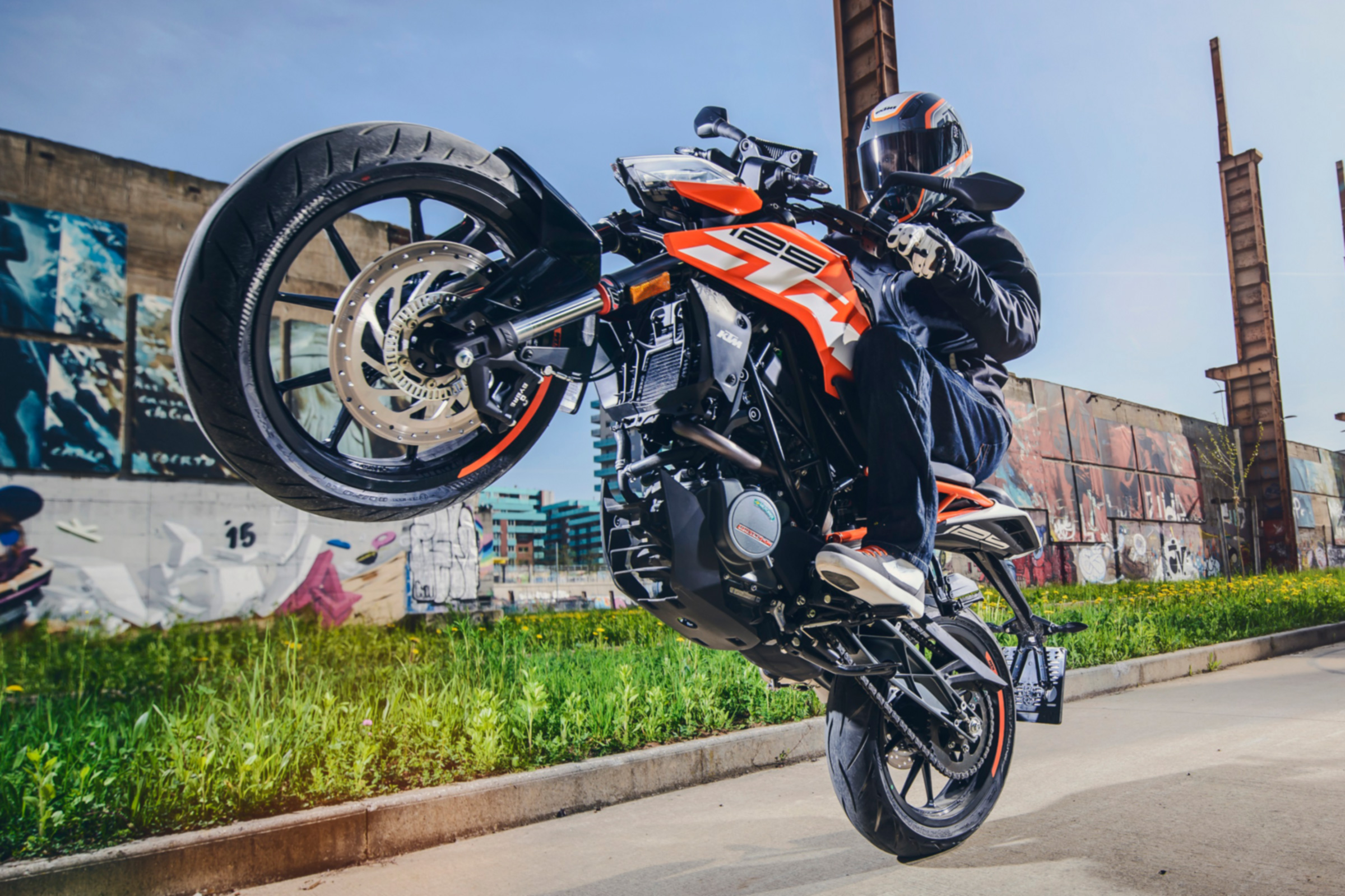 KTM Duke 125 review - wheelie