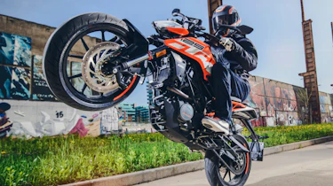 KTM Duke 125 review - wheelie