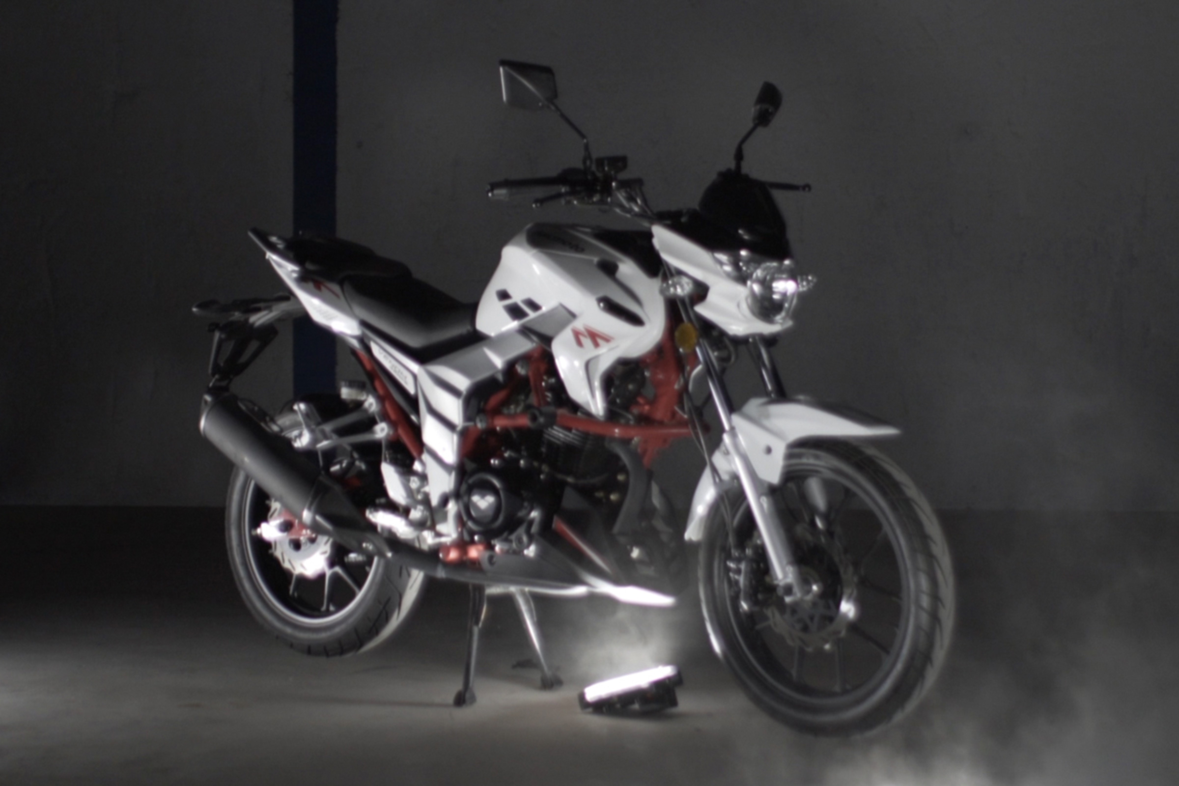 Lexmoto Venom review - spot lit
