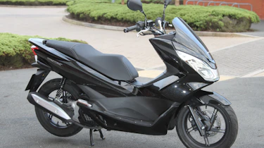 Honda PCX 125 review - black front