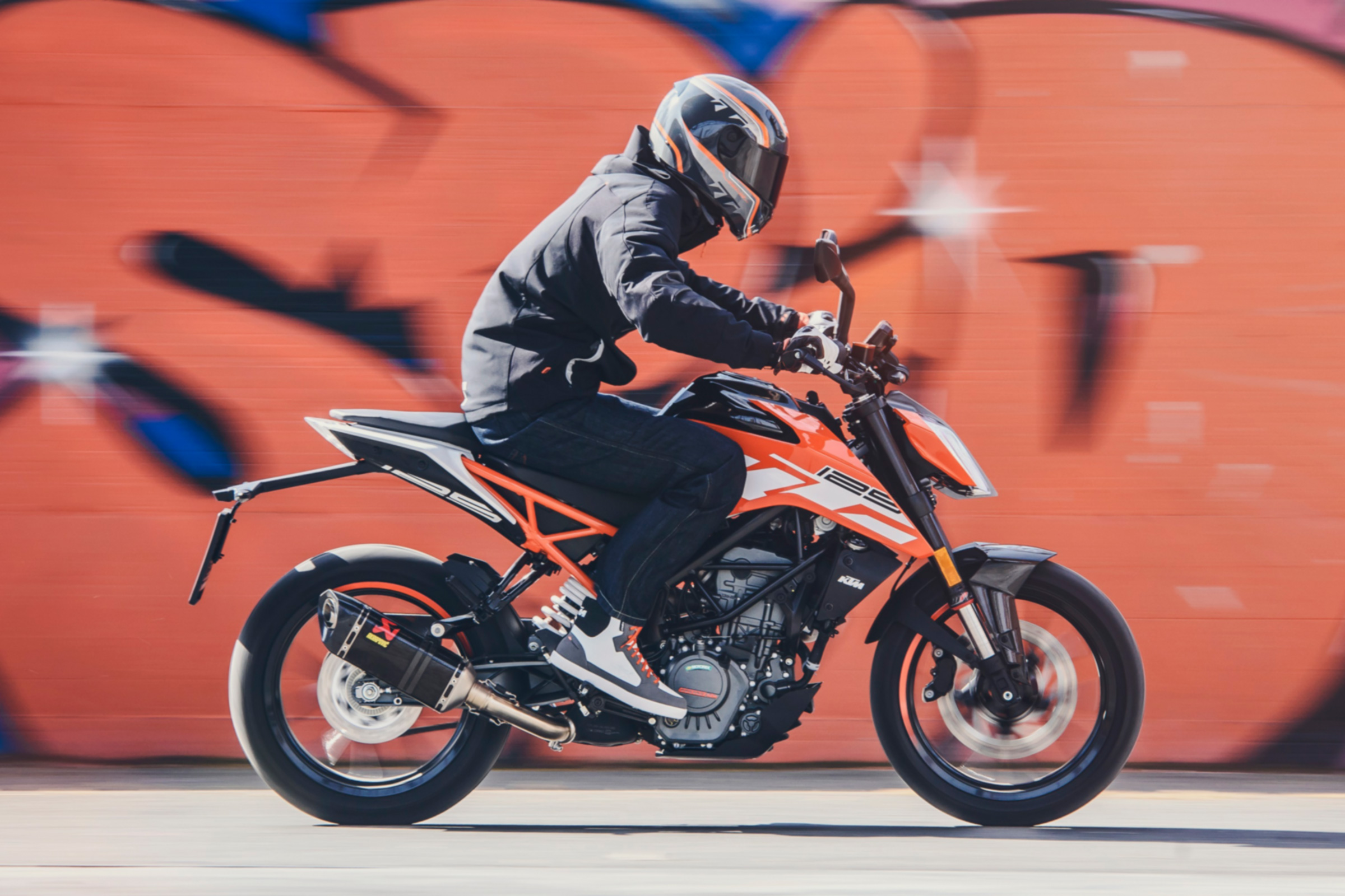 KTM Duke 125 review - side profile