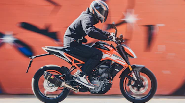 KTM Duke 125 review - side profile